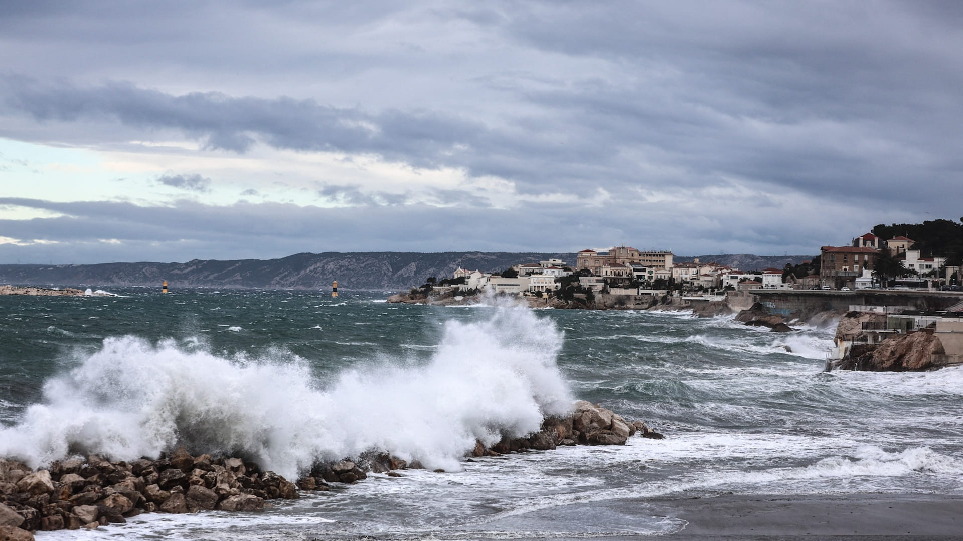 New Zealand storm disrupts transport, cuts power to thousands
