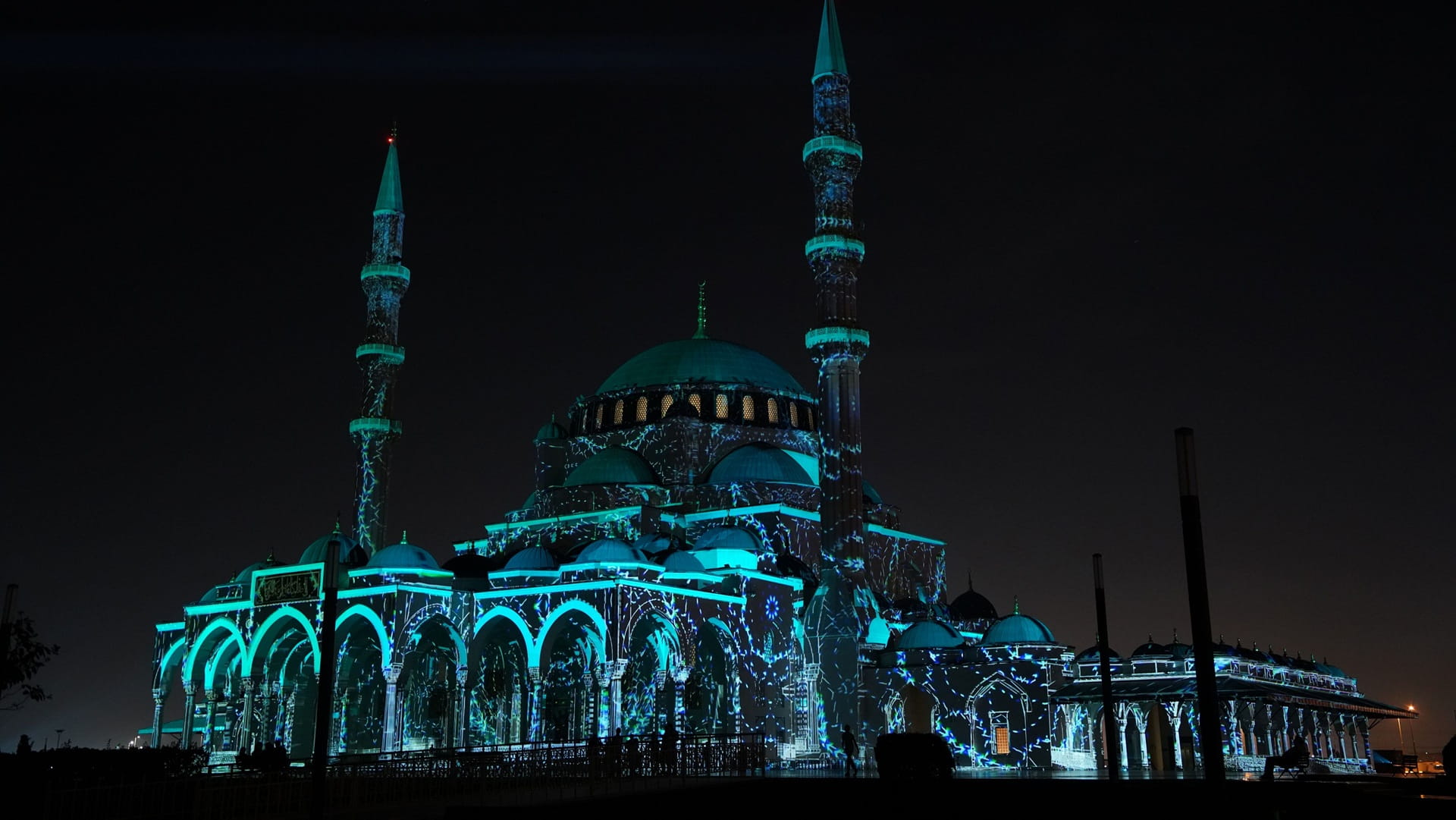 مهرجان أضواء الشارقة يختتم فعالياته بعروض فنية مبهرة في 13 موقعاً 