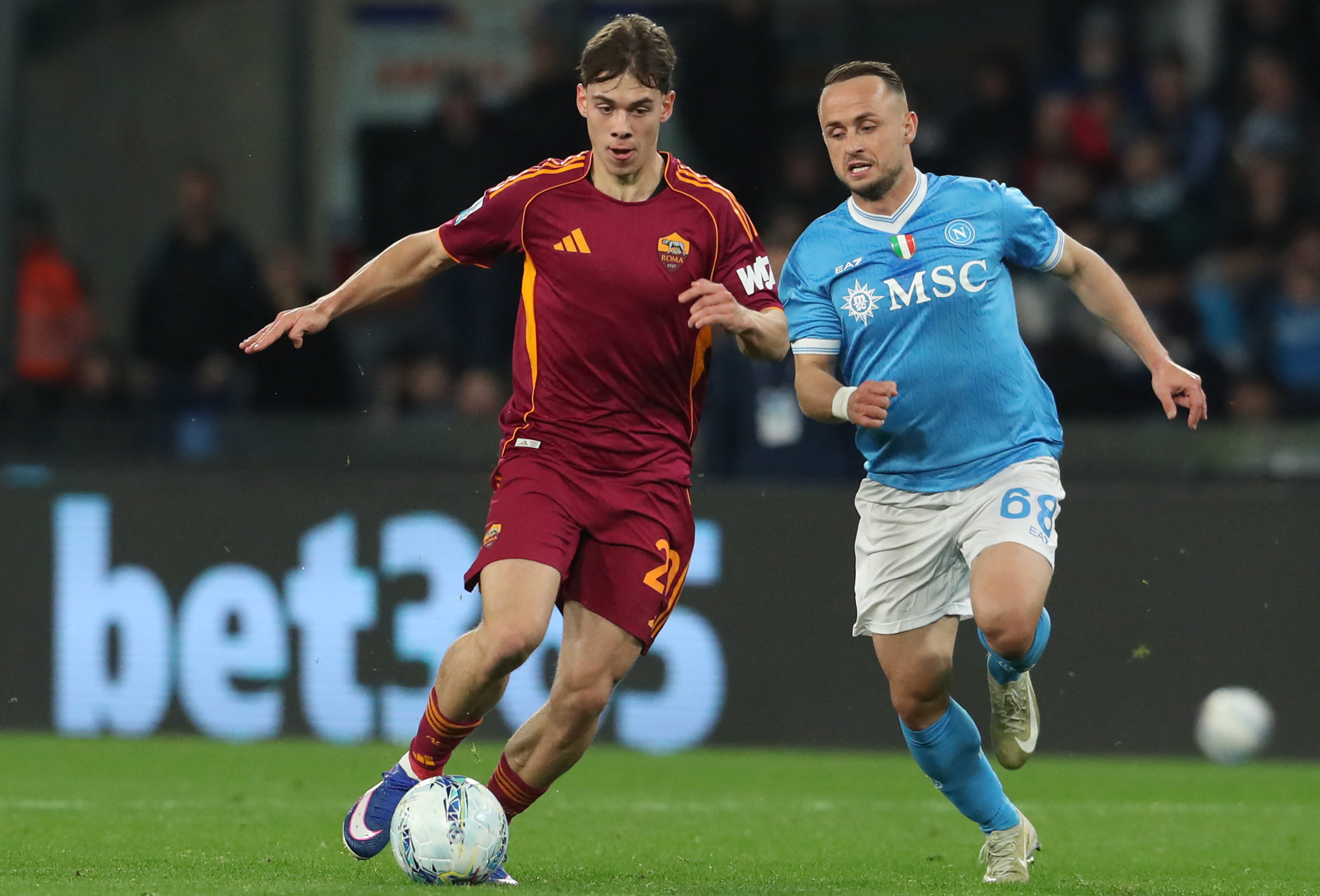 نابولي يخطف نقطة التعادل من أمام روما في الدوري الإيطالي 