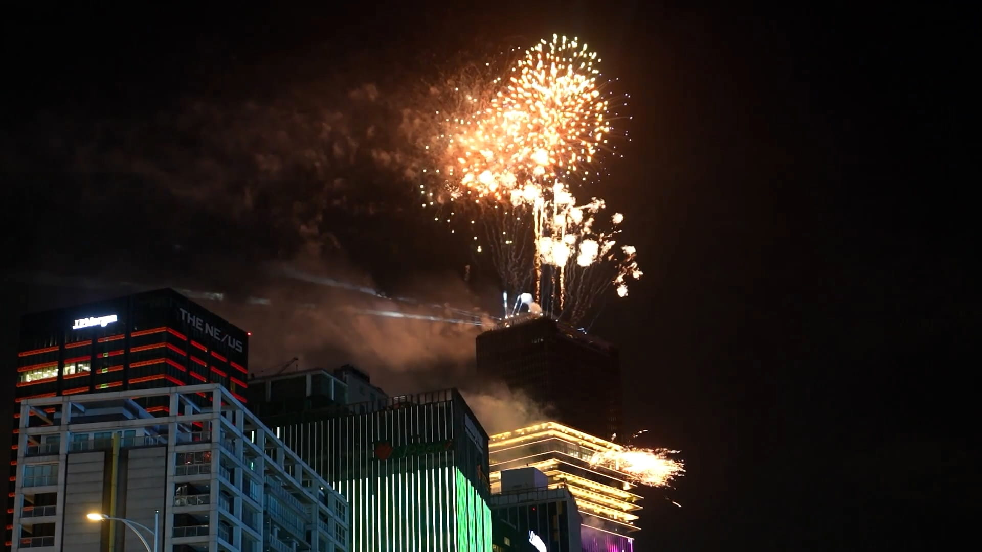 فيتنام تستقبل "عام الحصان" بتزيين المدن وعروض الألعاب النارية