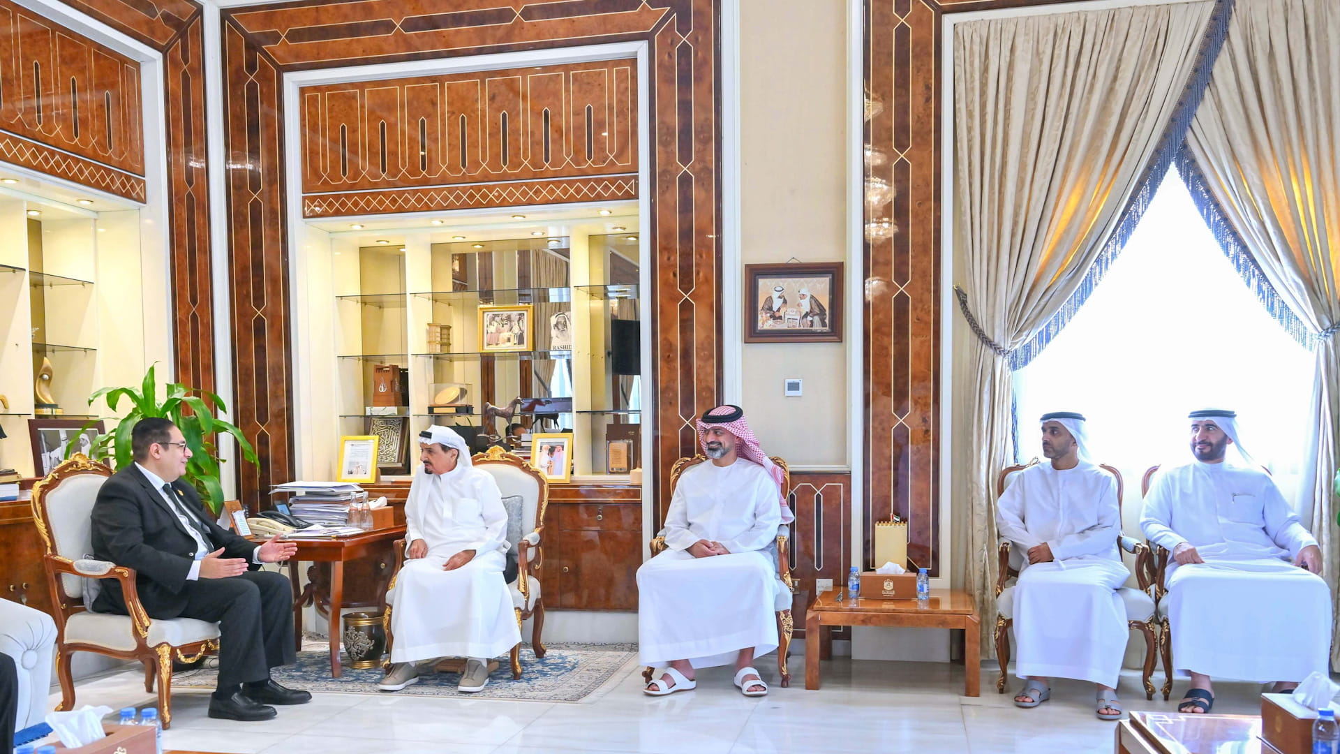 في الديوان الأميري.. حاكم عجمان يستقبل رئيس جامعة القاهرة 