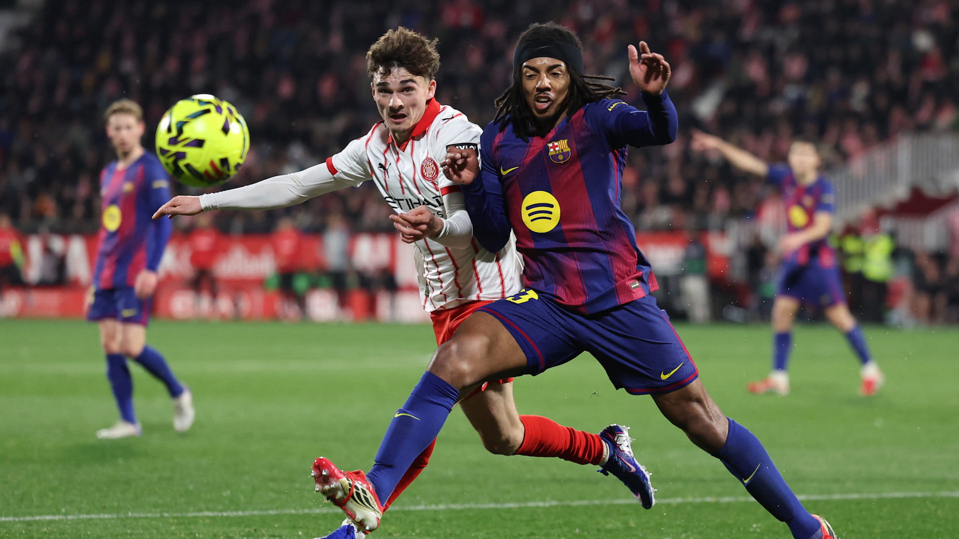 برشلونة يتخلى عن الصدارة لصالح ريال مدريد في الدوري الإسباني