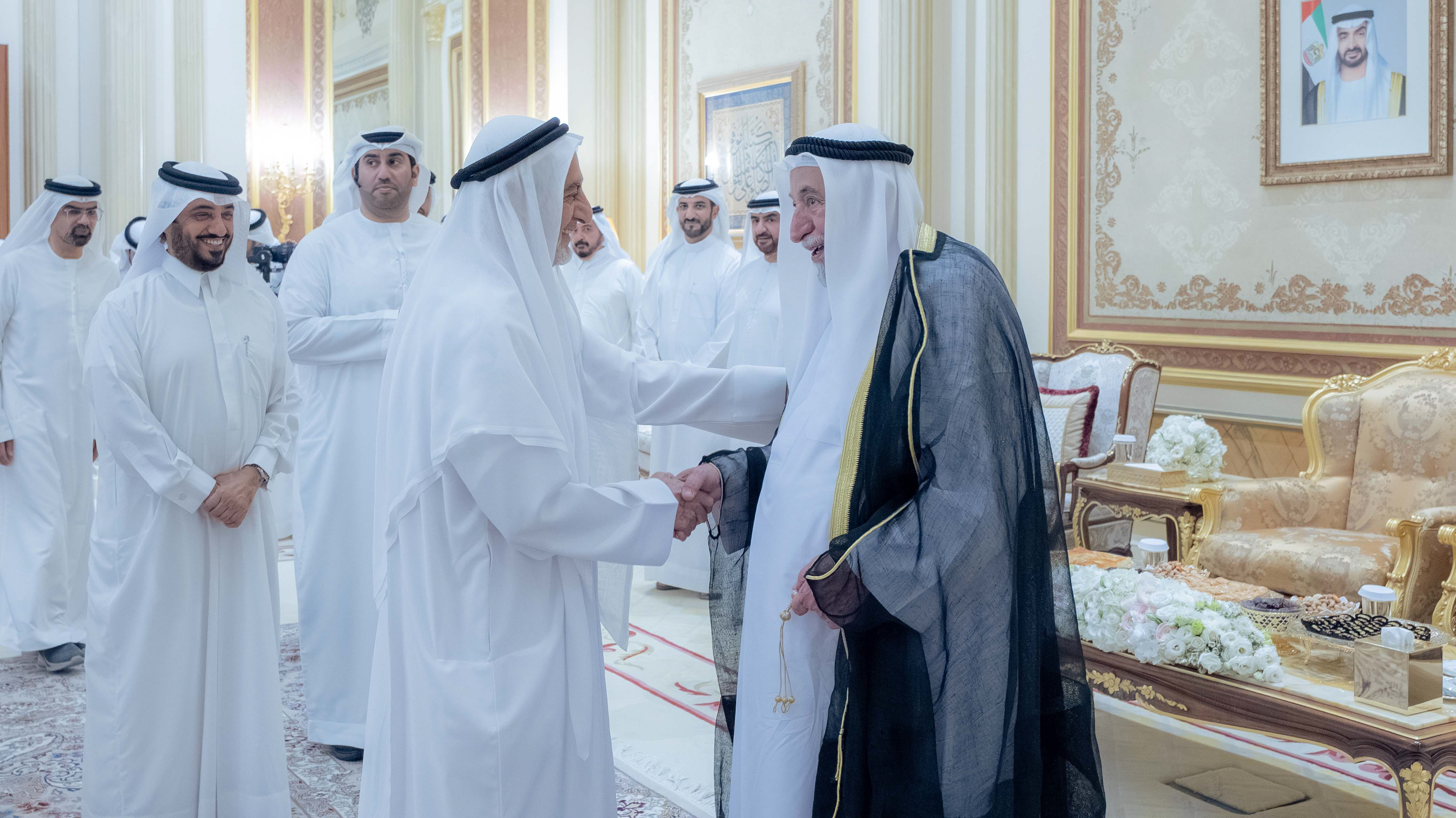 سلطان القاسمي يتقبل تهاني كبار المسؤولين والضباط بالشهر الفضيل