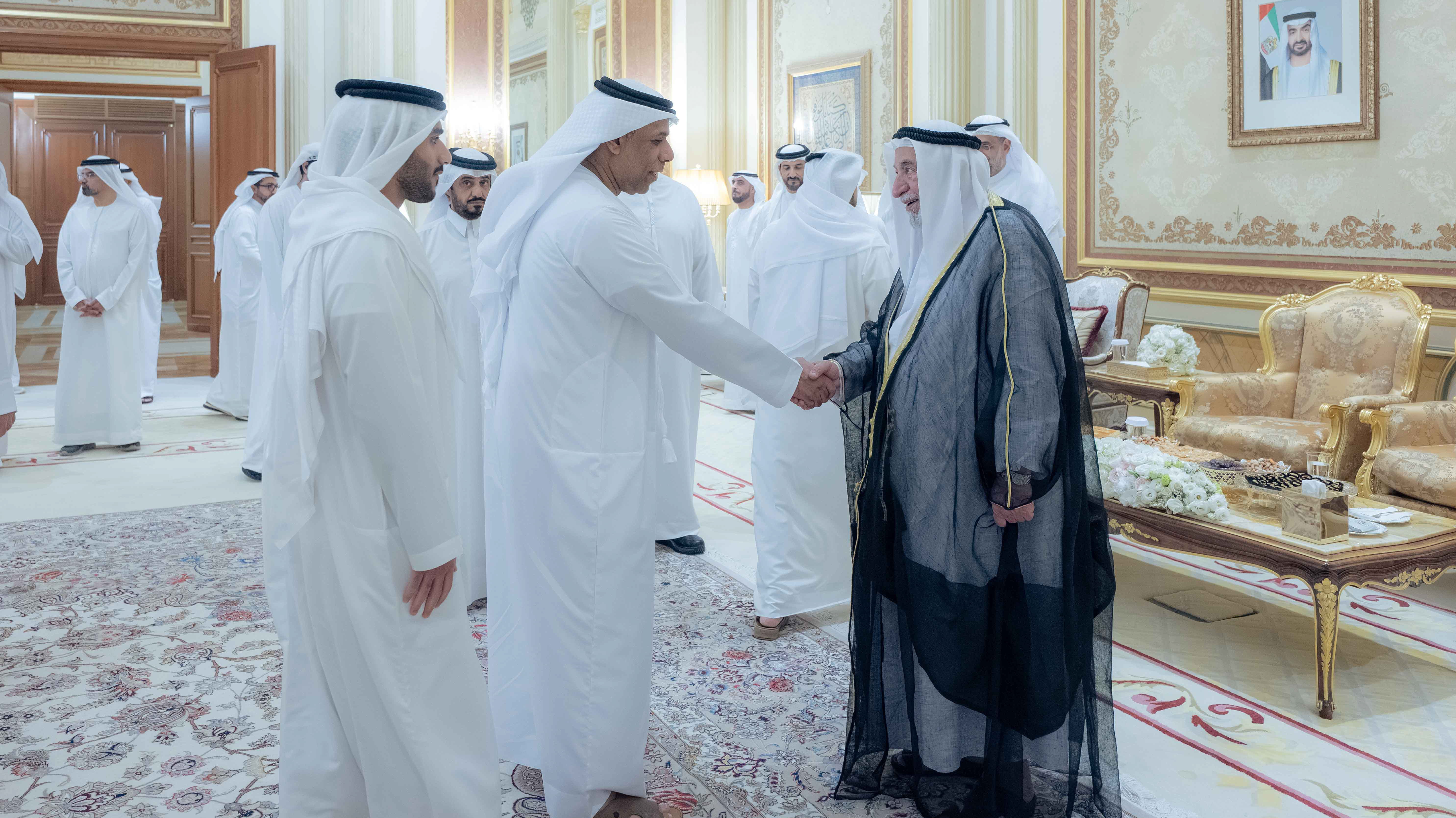 سلطان القاسمي يتقبل تهاني كبار المسؤولين والضباط بالشهر الفضيل