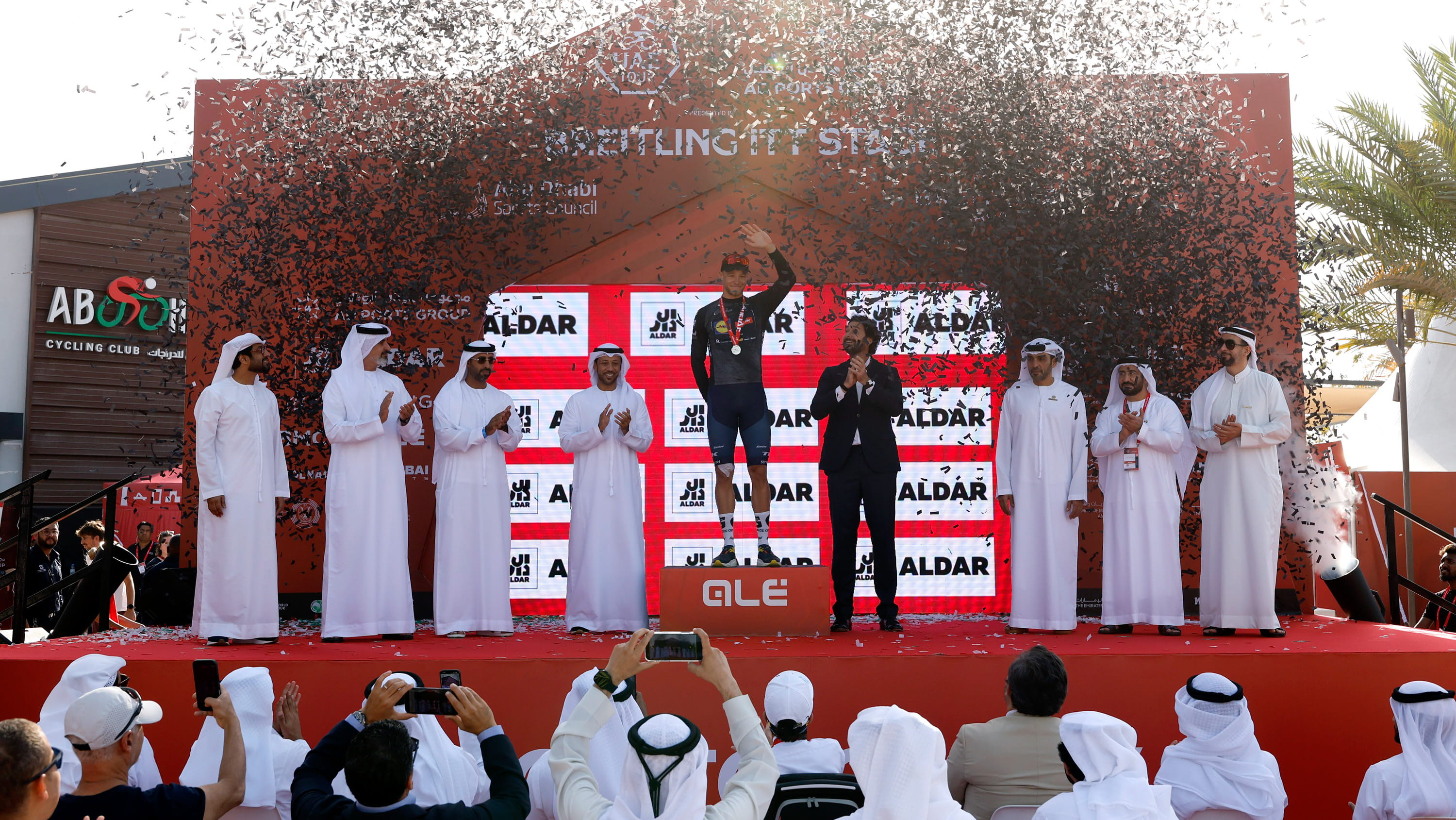 البلجيكي ريمكو إيفينيبول يفوز بالمرحلة الثانية في طواف الإمارات