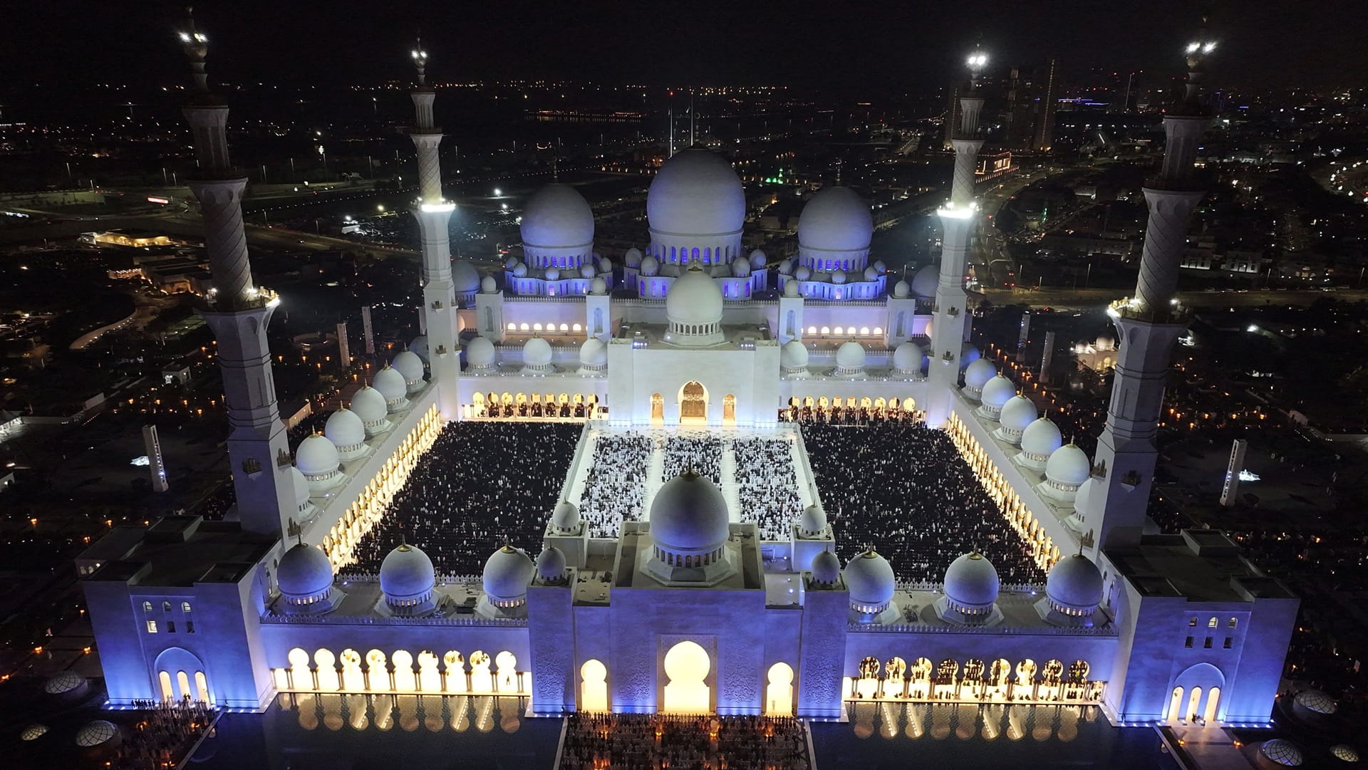 رمضان الإمارات.. أجواء روحانية ومرونة في العمل واستقرار بالأسواق 