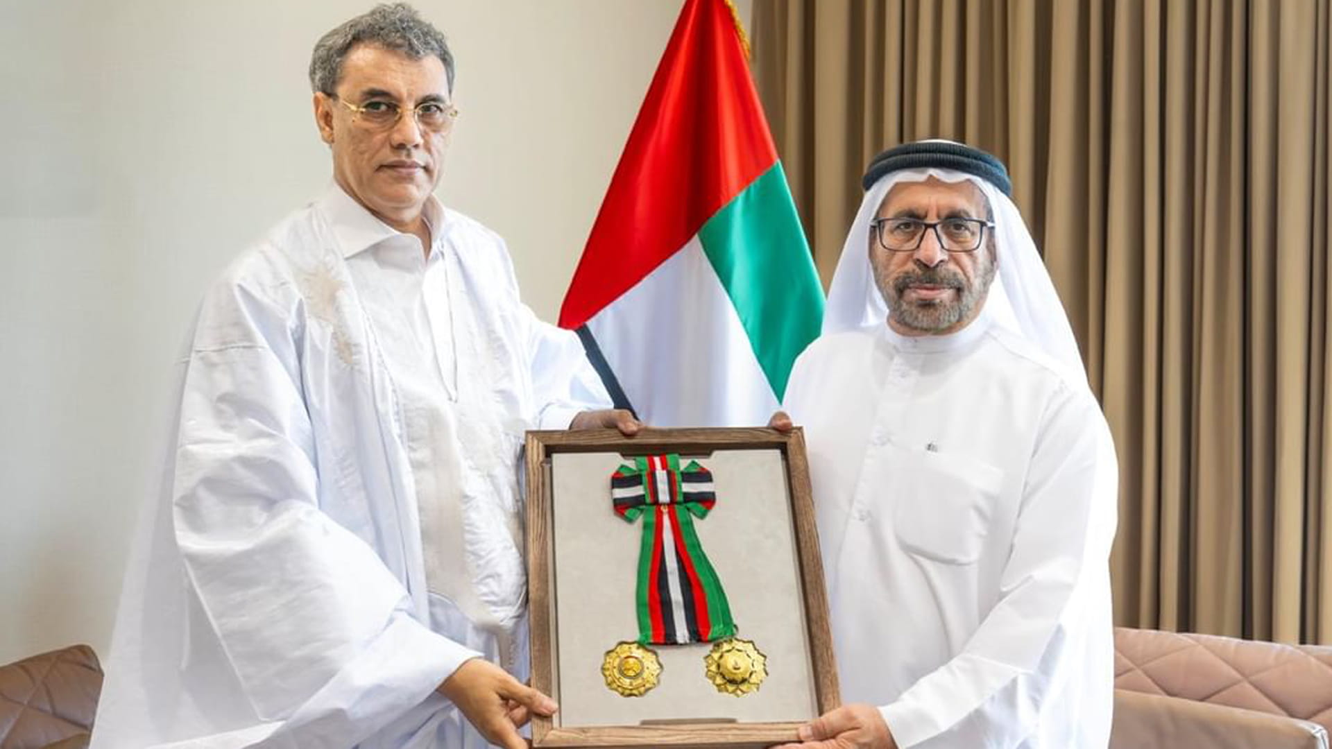 صورة بعنوان: رئيس الدولة يمنح سفير موريتانيا وسام الاستقلال من الطبقة الأولى 