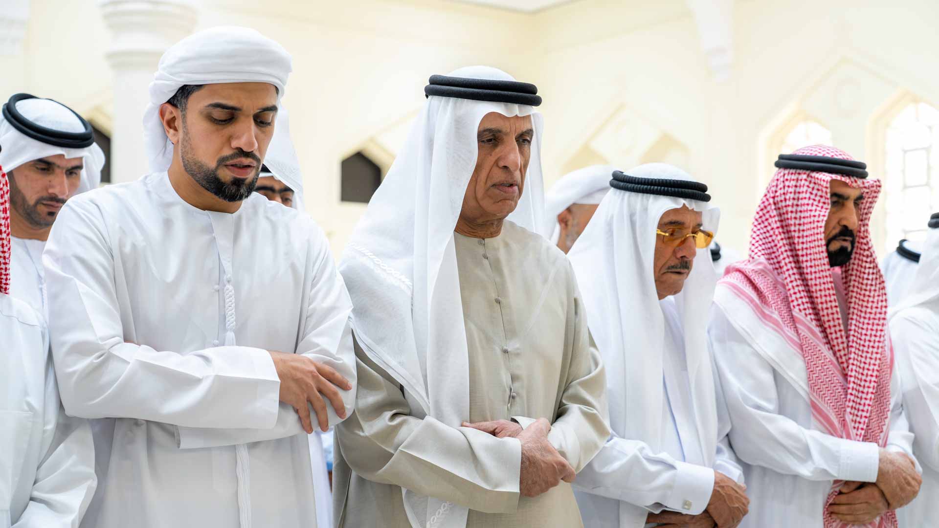 سعود بن صقر يؤدي صلاة الجنازة على جثمان الشيخة بخيته سيف الكتبي