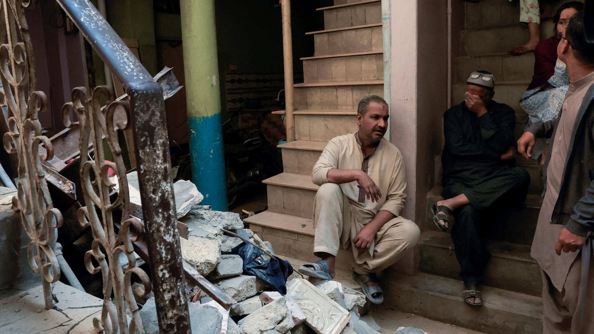 صورة بعنوان: شرطة باكستان: وفاة 16 في انهيار مبنى بكراتشي  