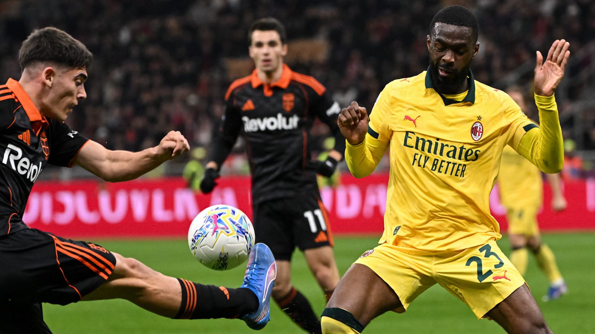 ميلان يتعثر أمام كومو ويبتعد عن صدارة الدوري الإيطالي 