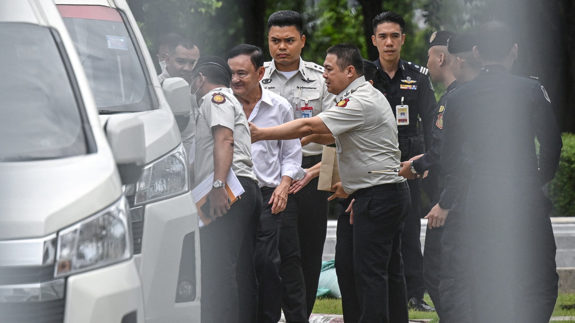 عناصر شرطة يتنكرون بأزياء رقص تقليدية للإمساك بسارق في تايلاند