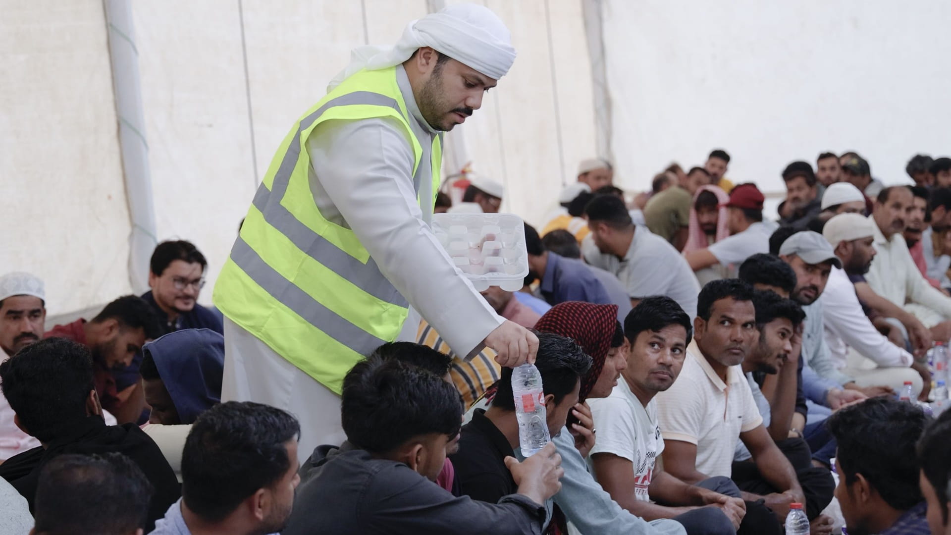 "خيرية الشارقة" توزع 30 ألف وجبة إفطار في 129 موقعاً داخل الإمارة