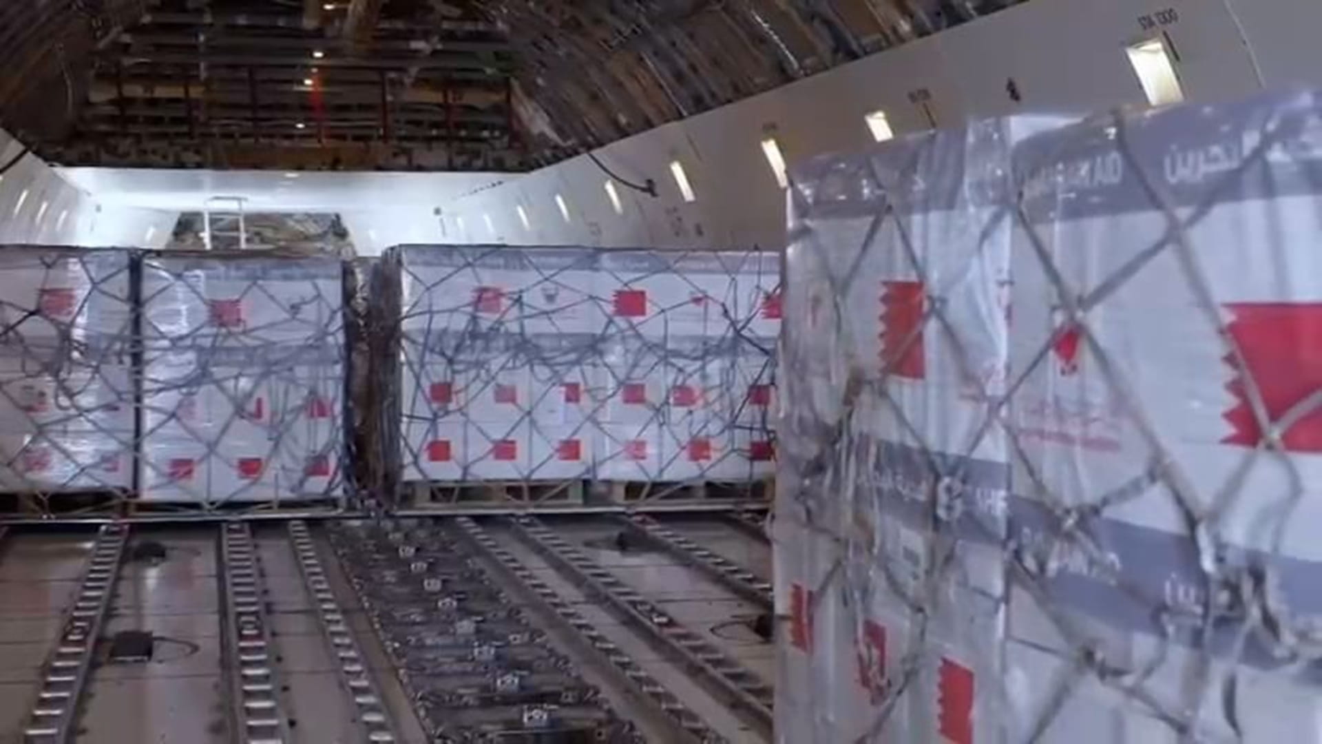 UAE, Bahrain jointly dispatch urgent 100 tons of aid to Gaza 