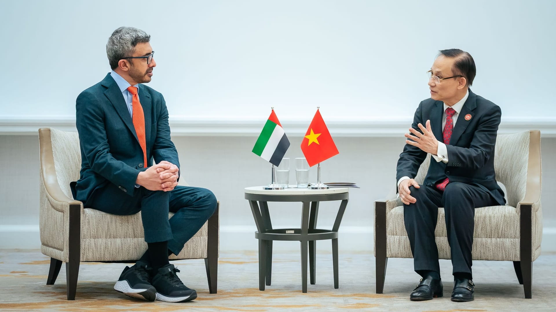 عبدالله بن زايد يبحث مع وزير خارجية فيتنام تعزيز التعاون في واشنطن