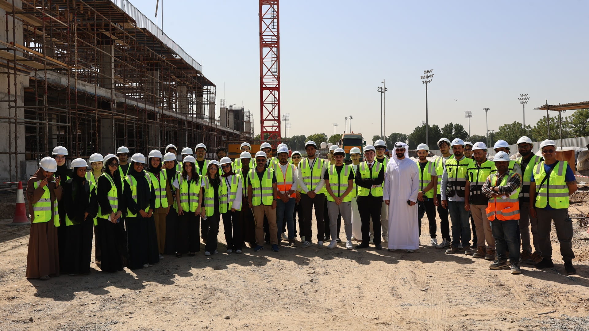 طلاب "أميركية الشارقة" يطلعون على مشروع المواقف متعددة الطوابق 