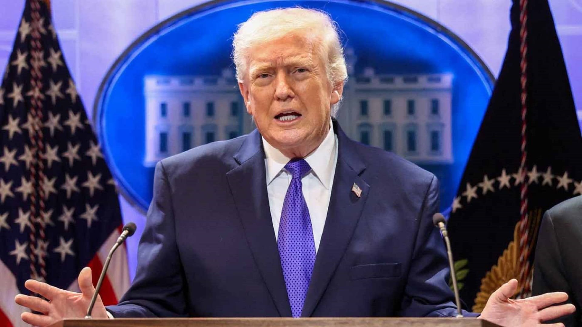 ترامب يرفع الرسوم الجمركية الشاملة إلى 15% بأثر فوري 