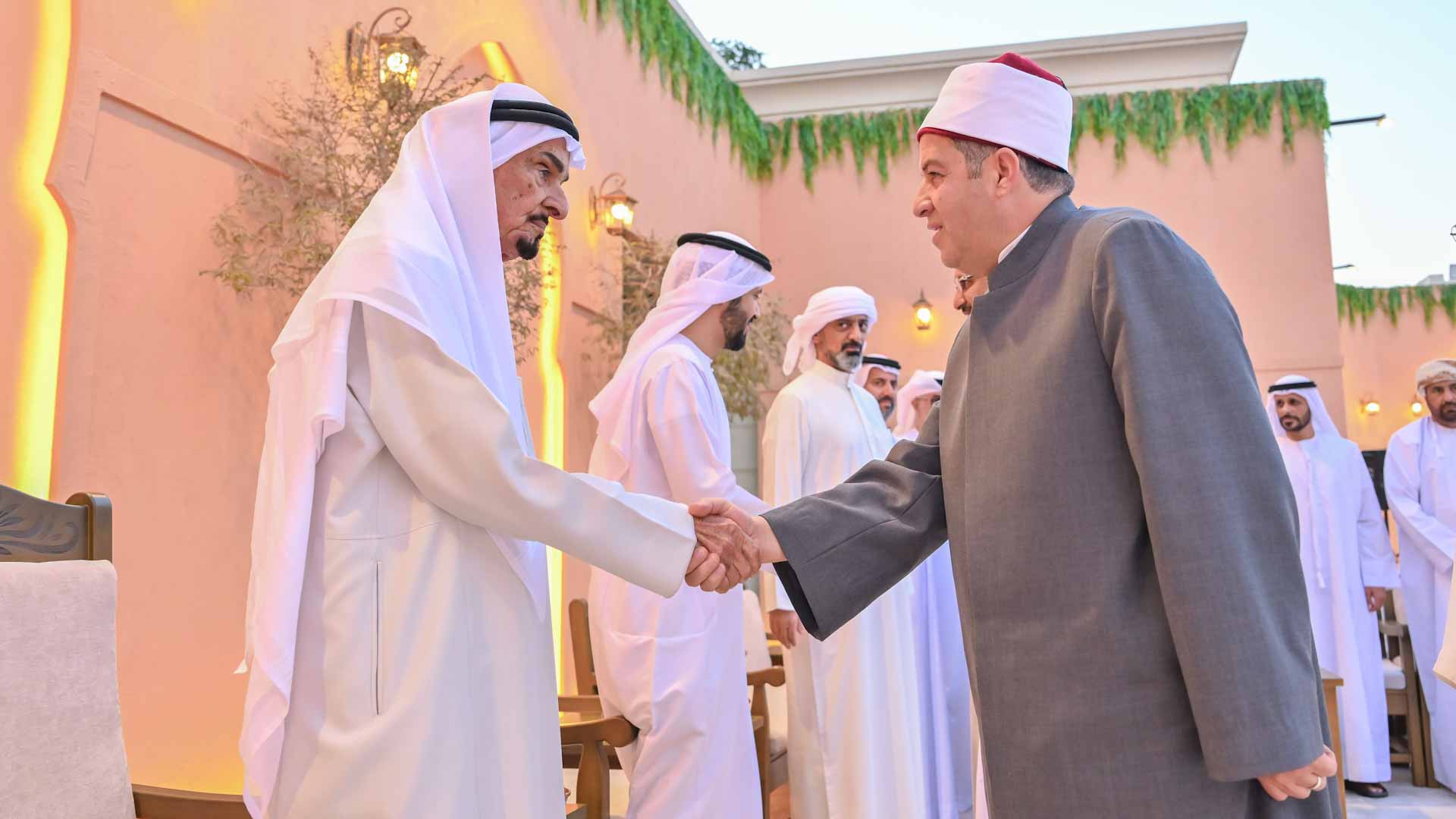 حاكم عجمان وولي عهده يستقبلان ضيوف رئيس الدولة وعدداً من المسؤولين 