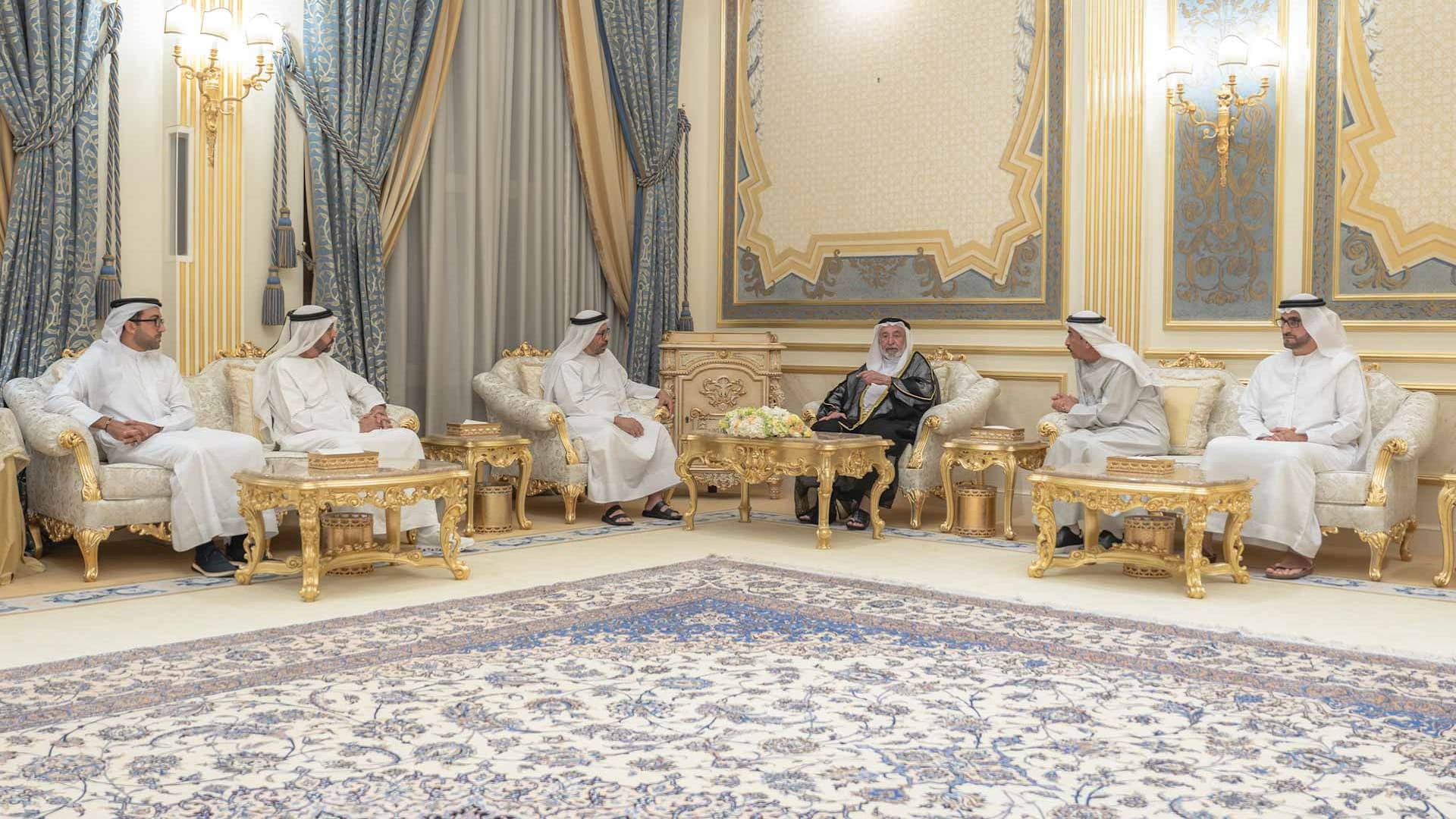 حاكم الشارقة يتبادل التهاني برمضان مع خليفة المرر ووفد "الخارجية"