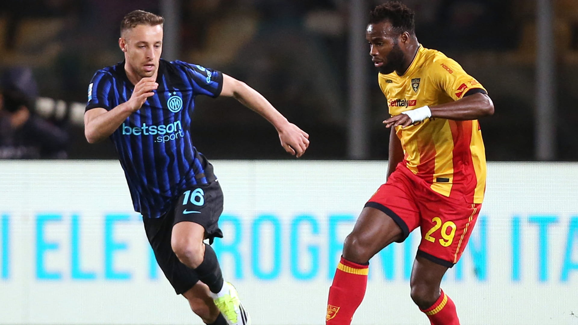 إنتر ميلان يحلق منفرداً بصدارة الدوري الإيطالي لكرة القدم 