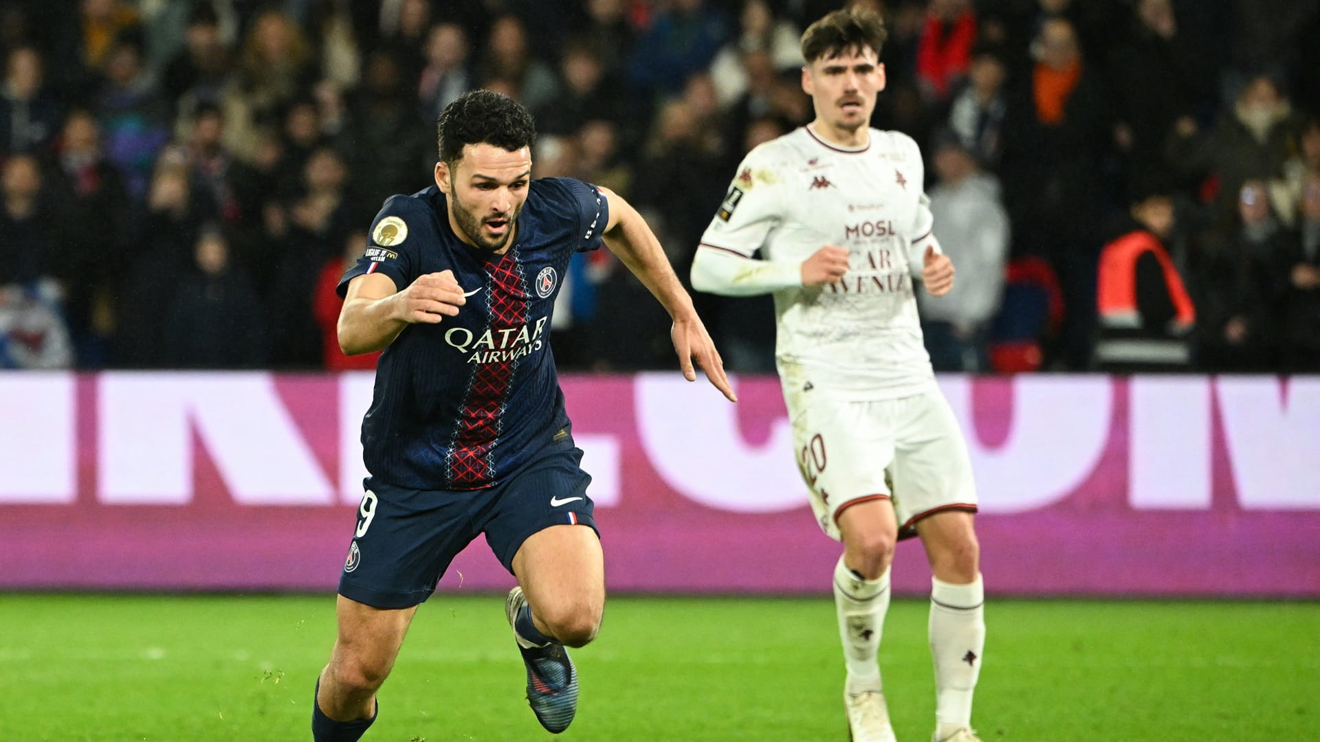 سان جيرمان ينتزع صدارة الدوري الفرنسي لكرة القدم 