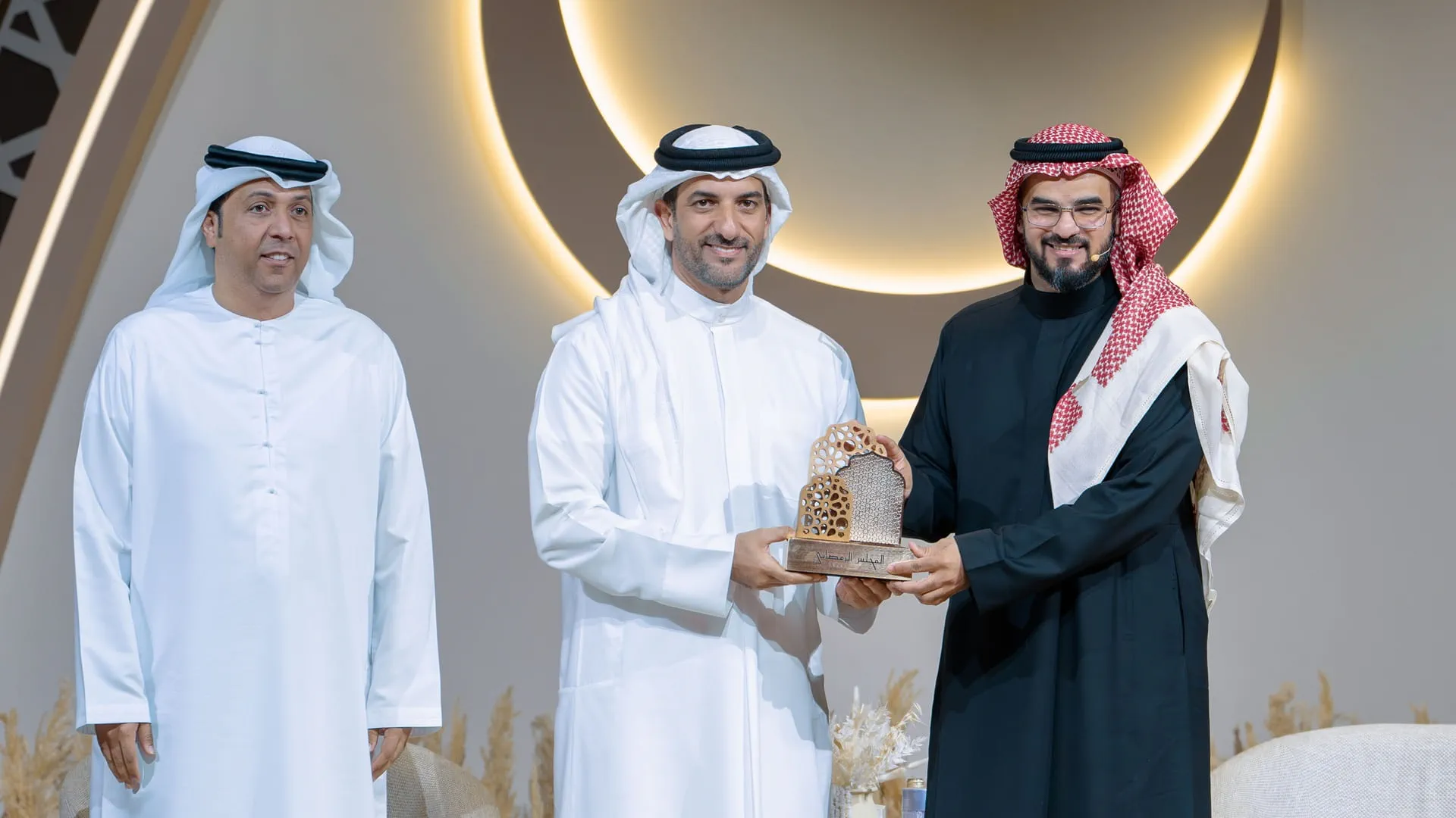 Sultan bin Ahmed honoures the gest of the Majlis