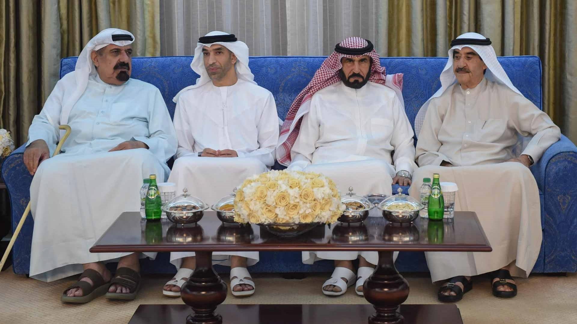 حاكم أم القيوين يستقبل الشيوخ والمسؤولين وجموع المهنئين برمضان