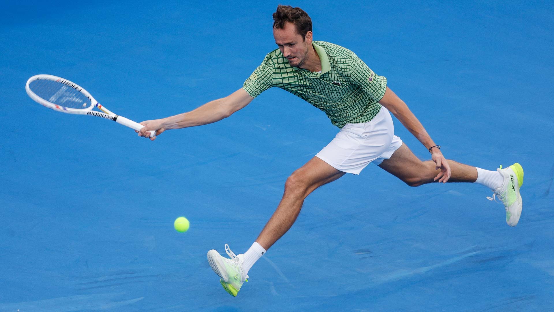 الروسي مدفيديف يتأهل لثمن نهائي بطولة دبي للتنس 