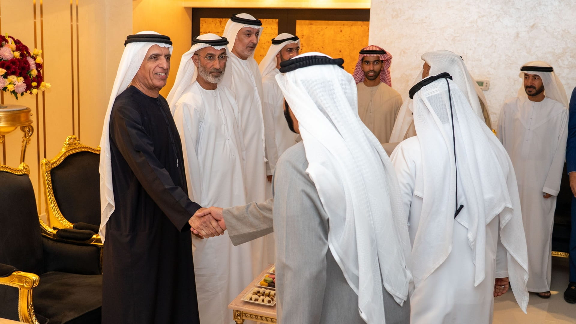 صورة بعنوان: سعود بن صقر يواصل استقبال تهاني كبار المسؤولين والمواطنين 