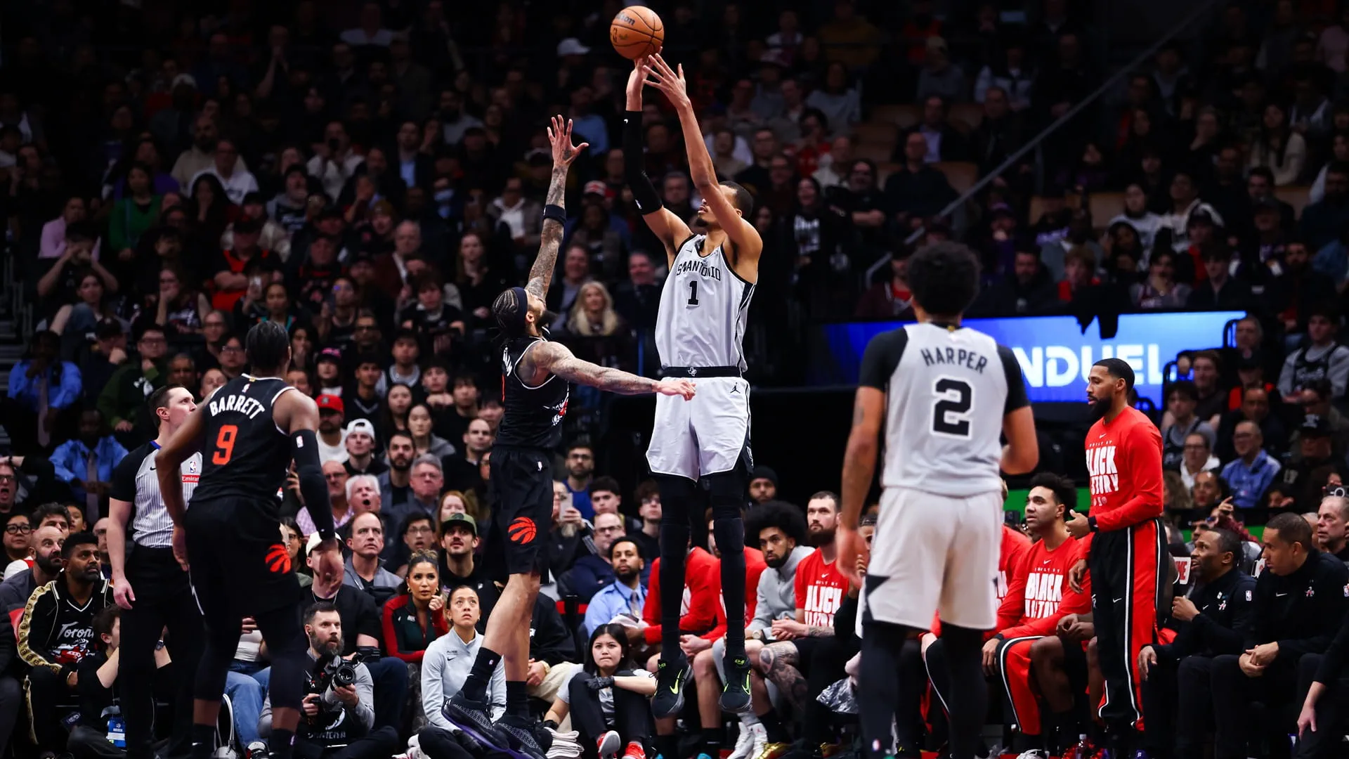 Spurs edge Raptors by 3 points in NBA thriller