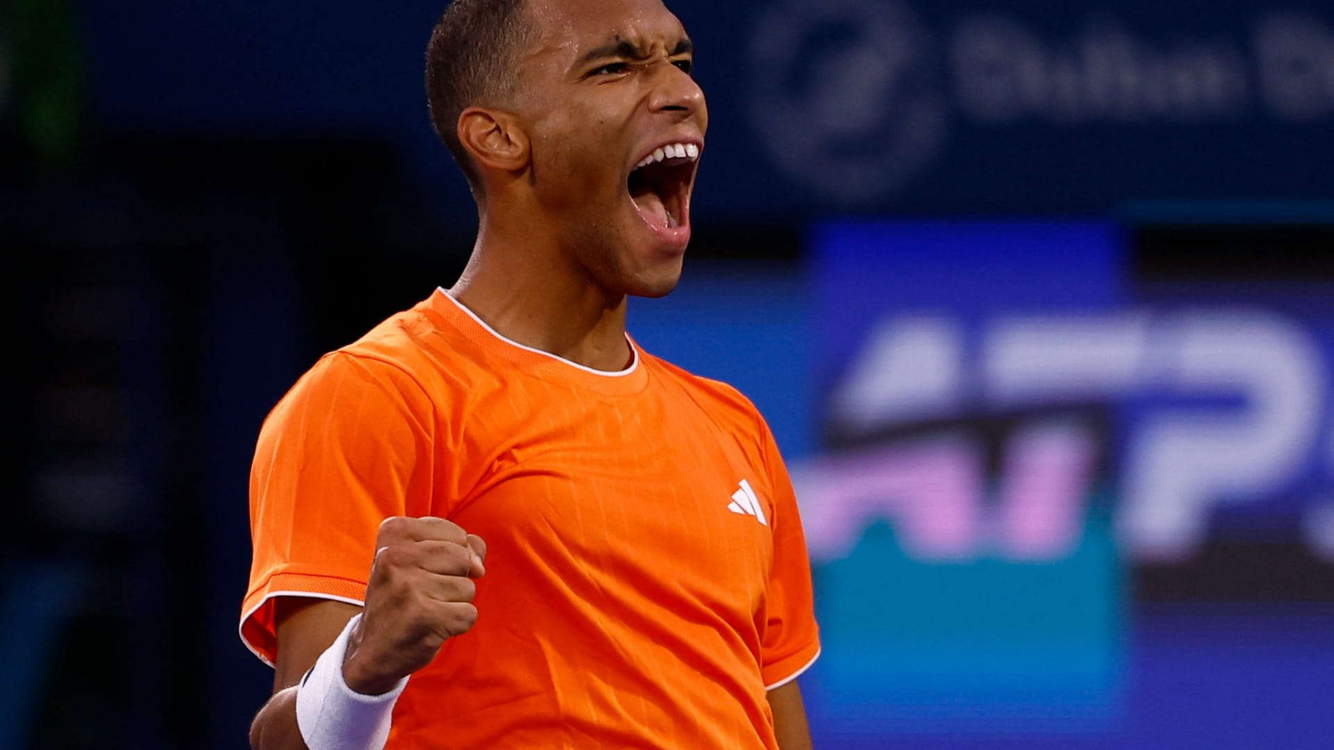 الكندي أوجيه-ألياسيم يتأهل لنصف نهائي بطولة دبي للتنس