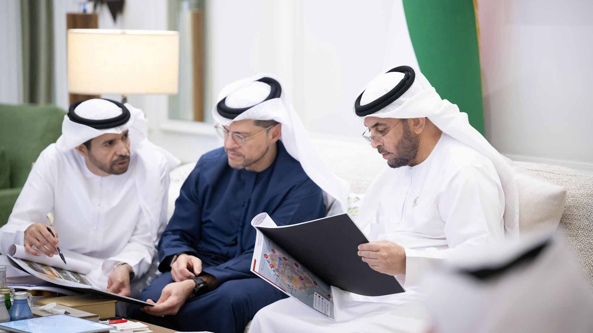 حمدان بن زايد يطّلع على مستجدات المشاريع التنموية في منطقة الظفرة