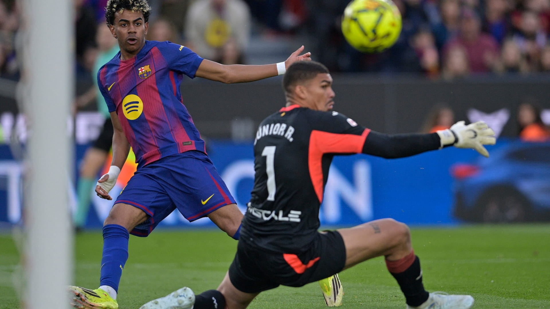 Barcelona dominates Villarreal to extend La Liga lead 