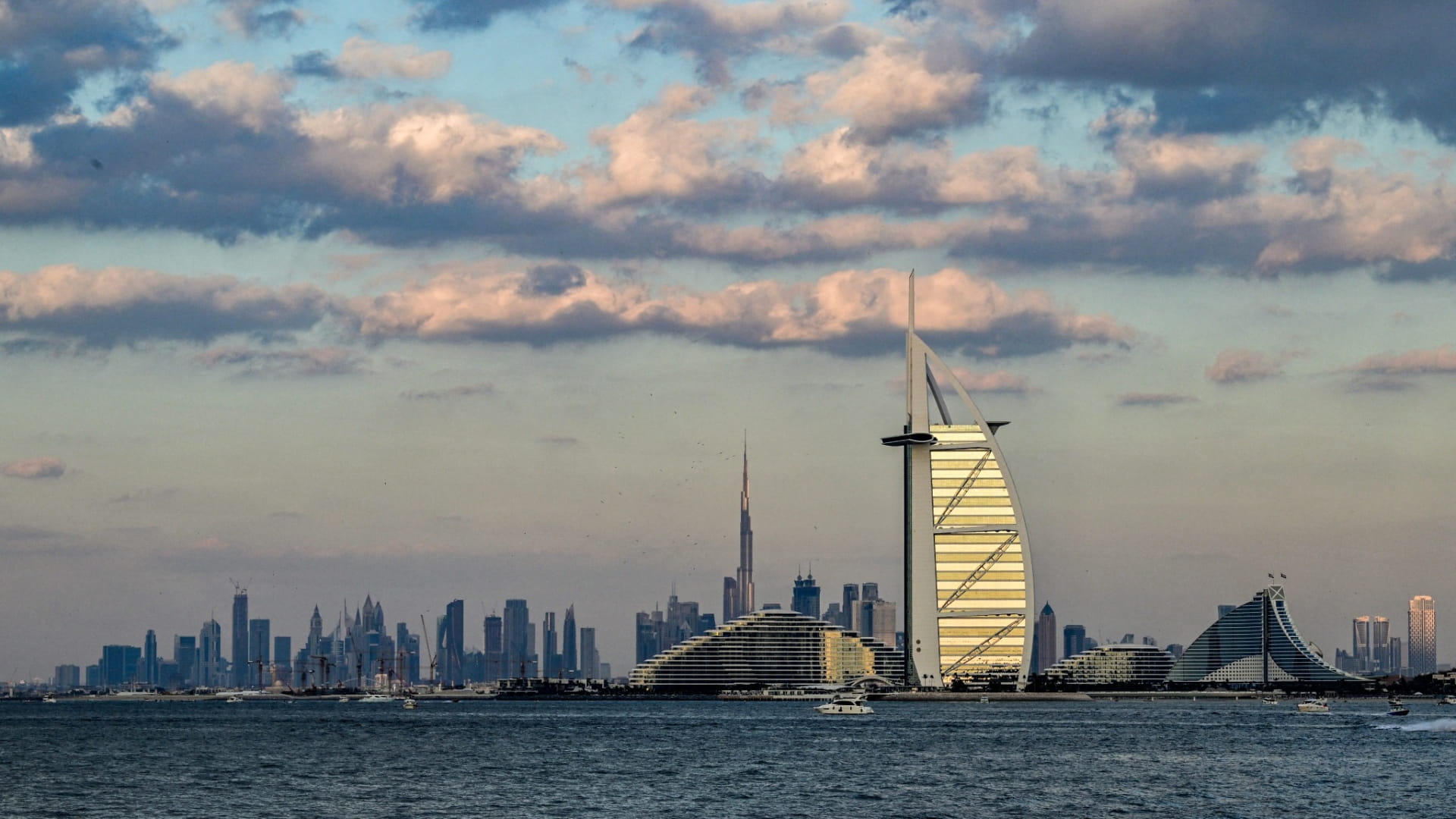 فرق الدفاع المدني بدبي تسيطر على حريق محدود ببرج العرب دون إصابات 