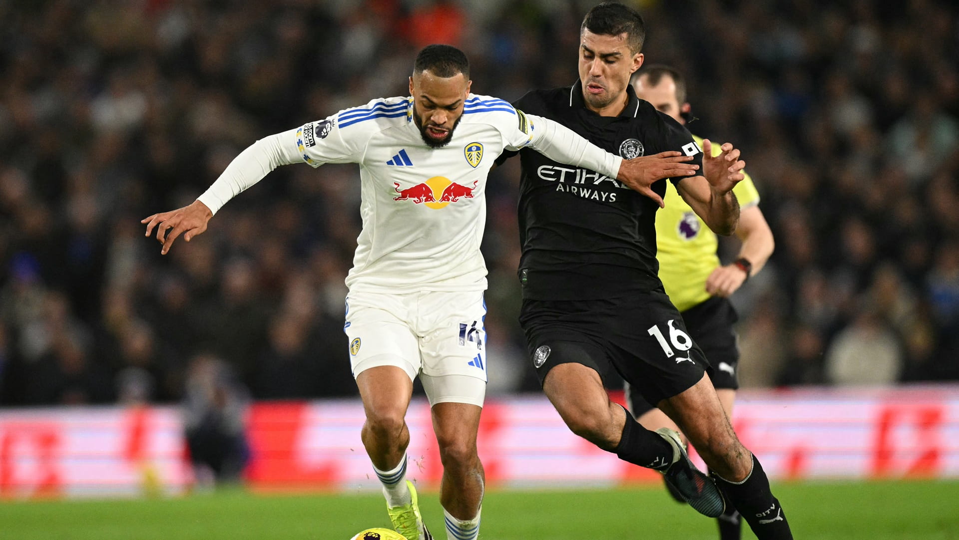 City beat Leeds to keep pressure on Arsenal