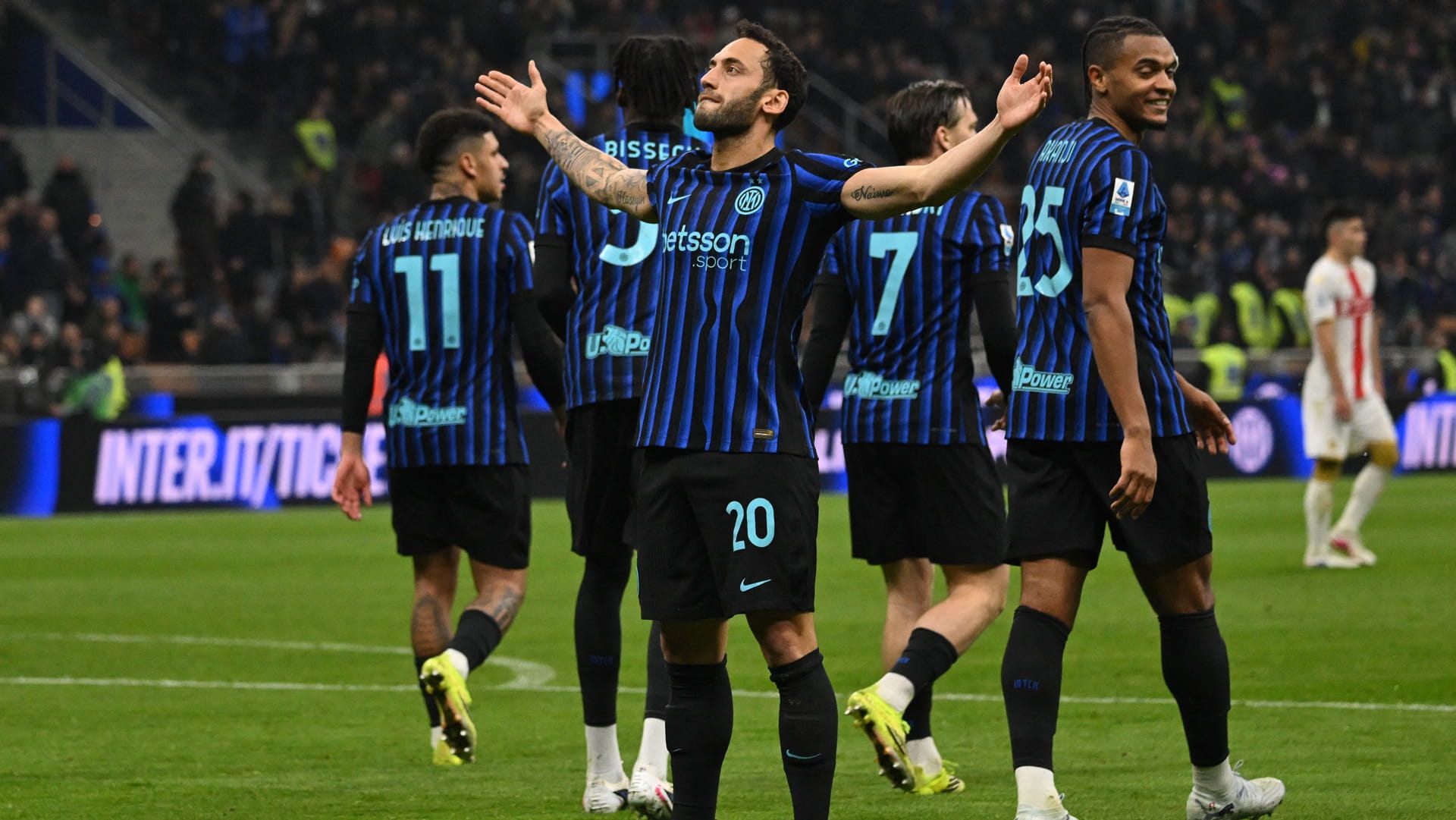 Inter extend lead with win over Genoa