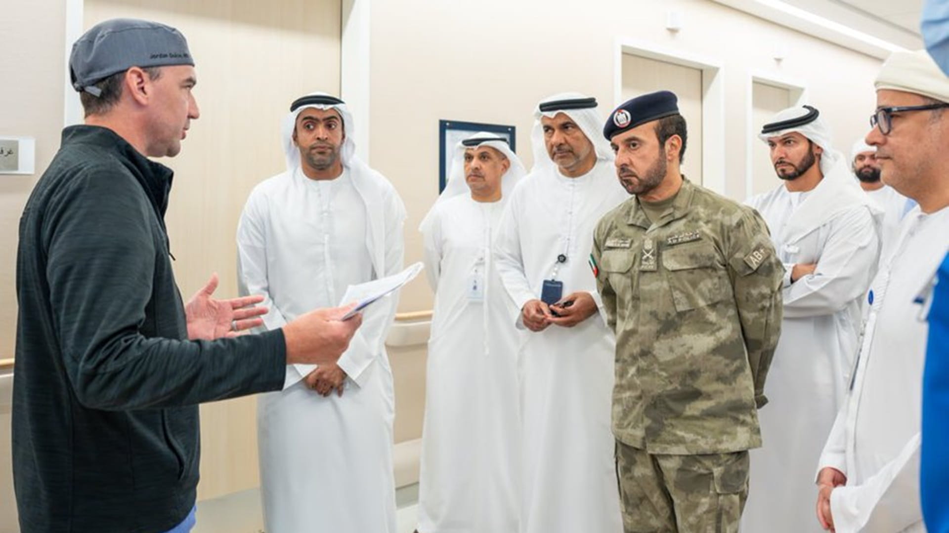 صورة بعنوان: وفد قيادي من أبوظبي يزور المصابين جرّاء الأحداث الإقليمية 