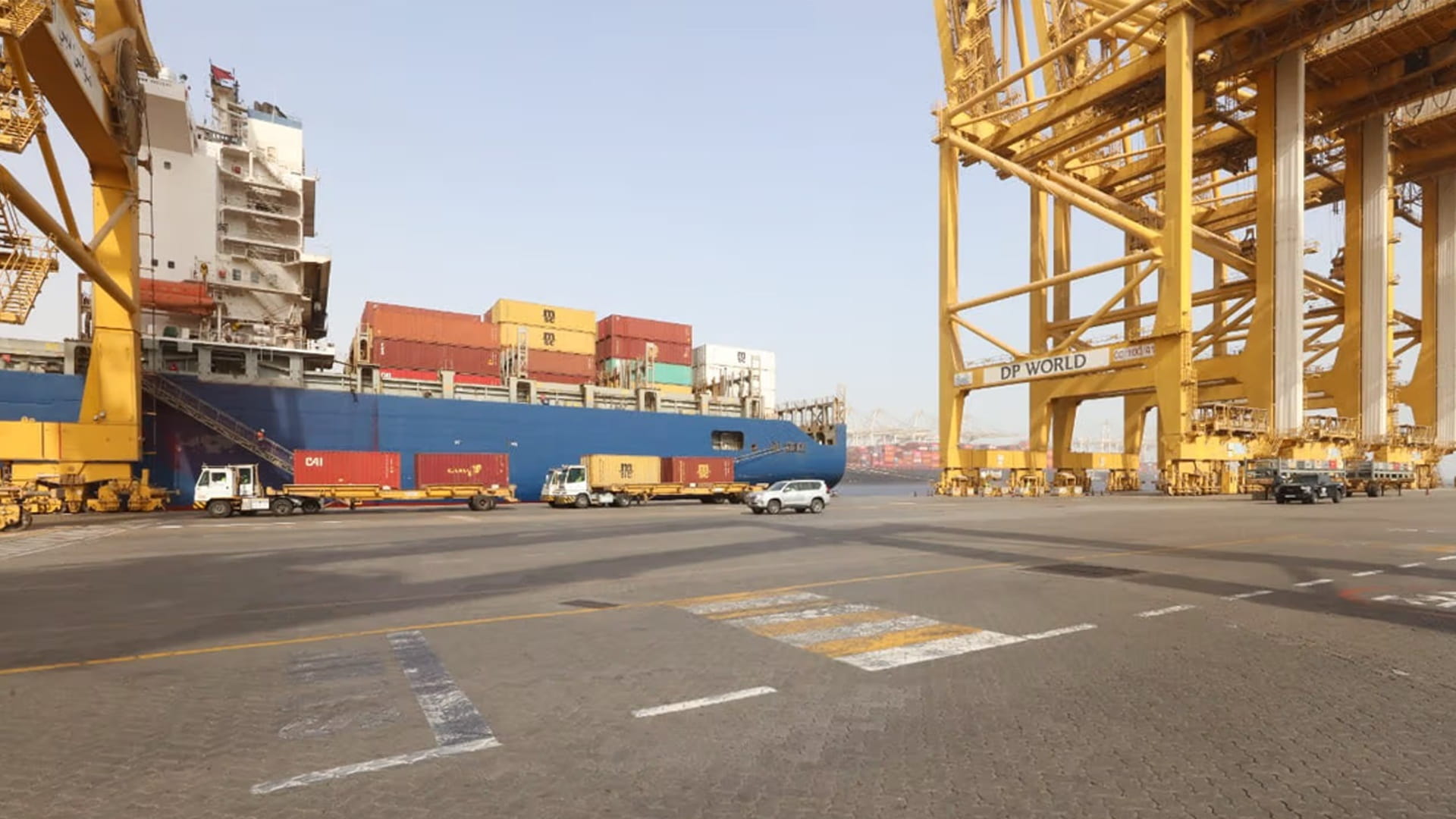 الدفاع المدني بدبي يتعامل مع حريق في ميناء جبل علي دون إصابات 