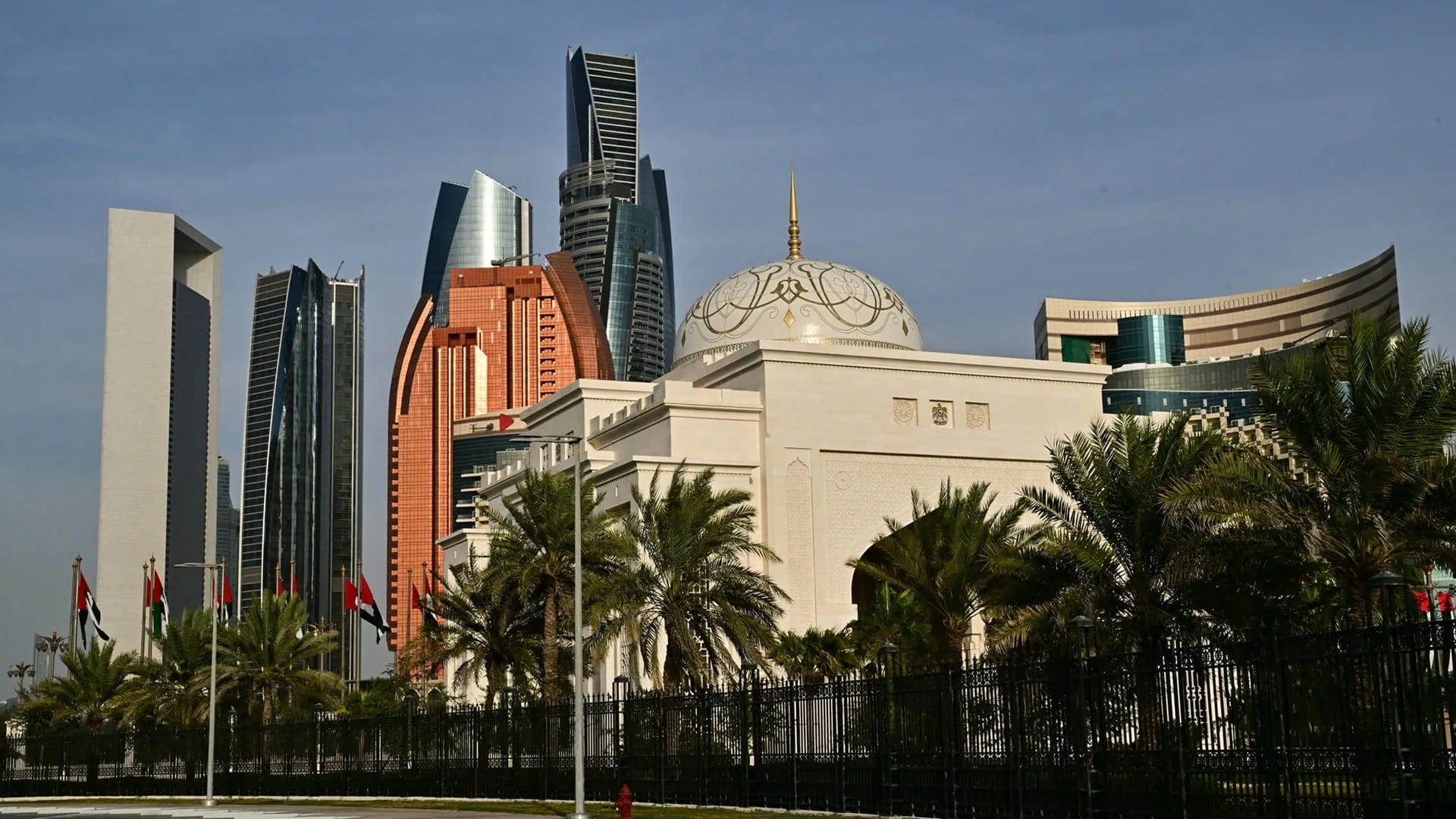 "طوارئ أبوظبي" يعقد اجتماعاً طارئاً لمتابعة المستجدات الإقليمية 