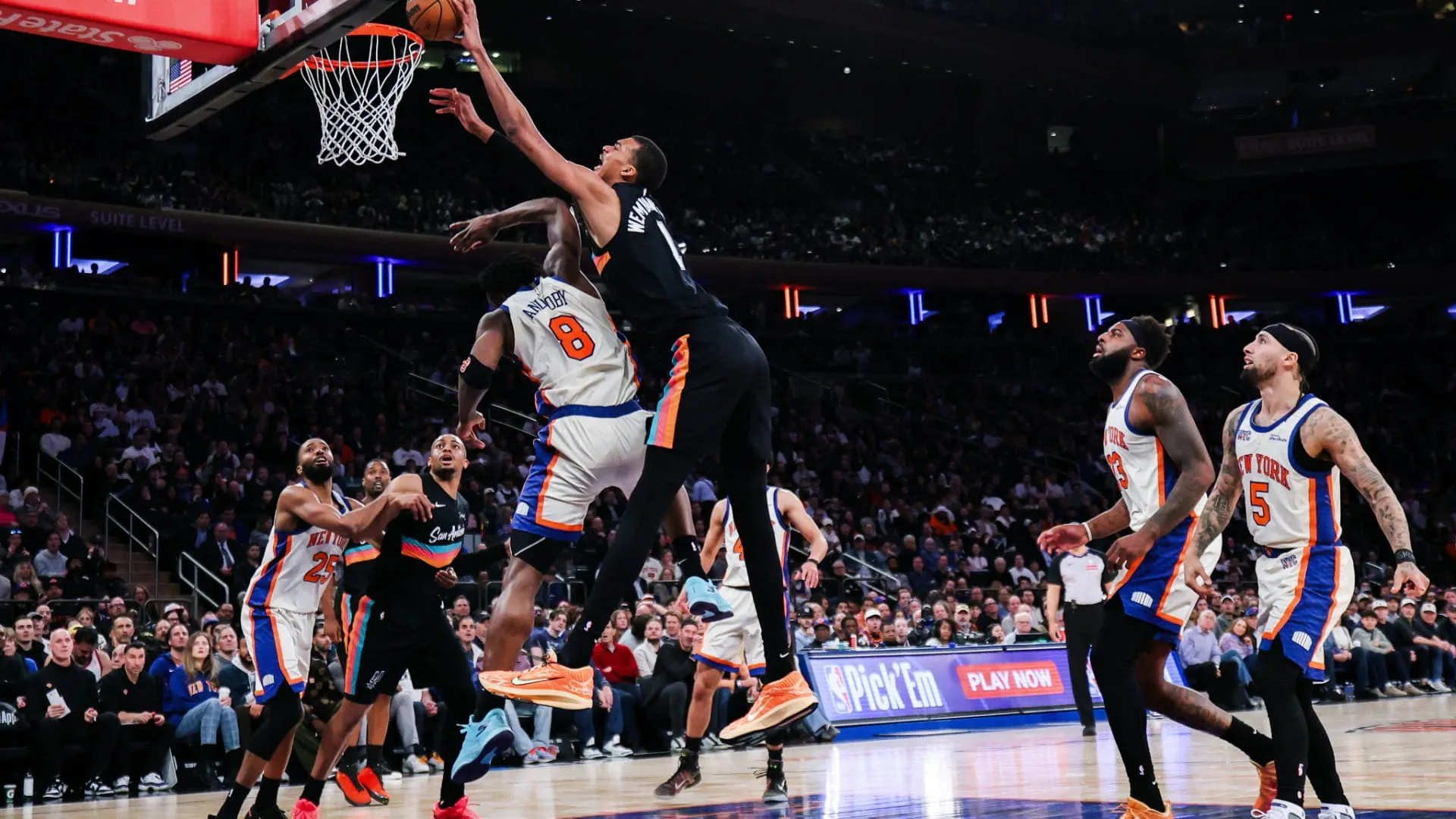 New York Knicks halt San Antonio's winning streak in NBA play