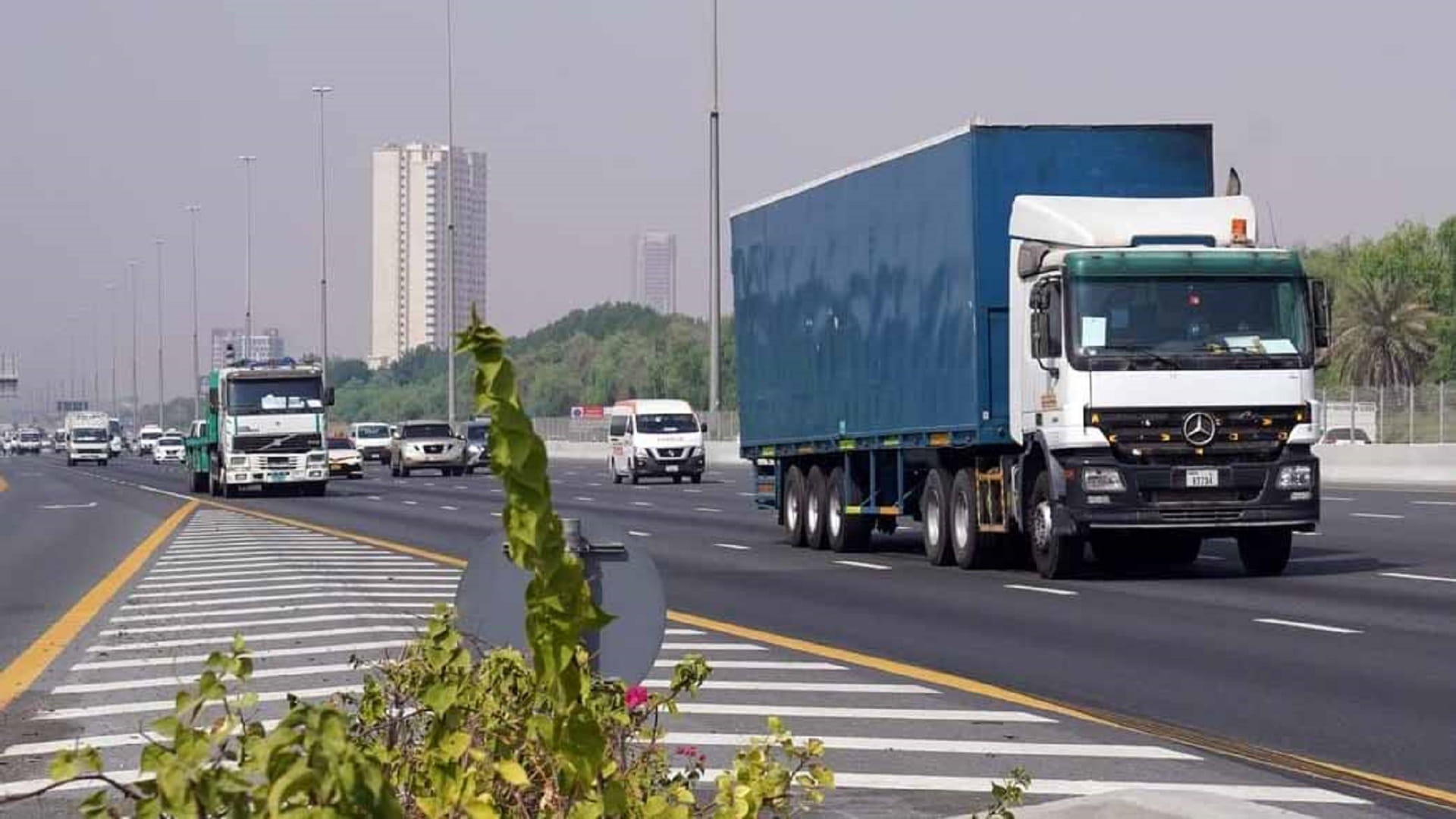 دبي ترفع حظر حركة الشاحنات على شوارع الإمارة حتى مساء الأربعاء 