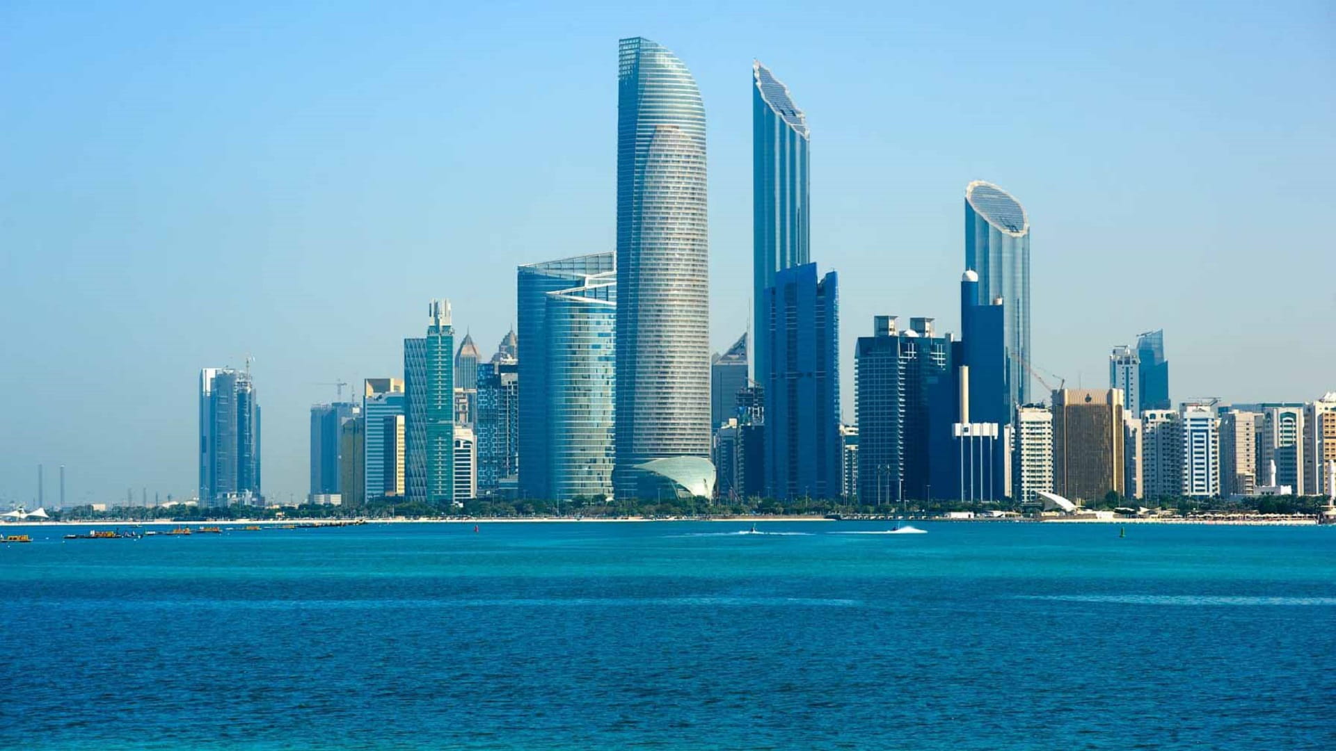 أبوظبي تحتوي حريقاً بمحطة خزانات للوقود بعد استهدافه بطائرة مسيرة 