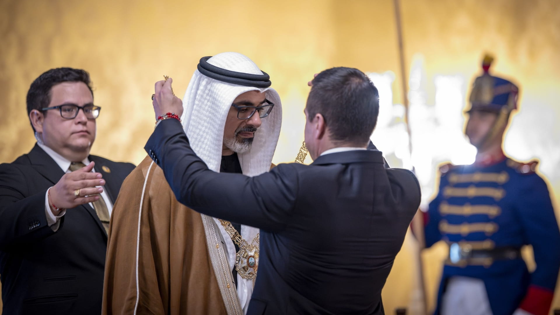 رئيس جمهورية الإكوادور يمنح ولي عهد أبوظبي وسام الاستحقاق الوطني