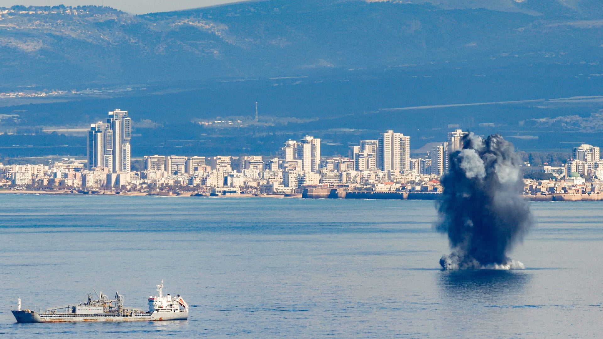 تصعيد واسع.. ضربات أميركية على إيران وقصف يمتد للبنان 