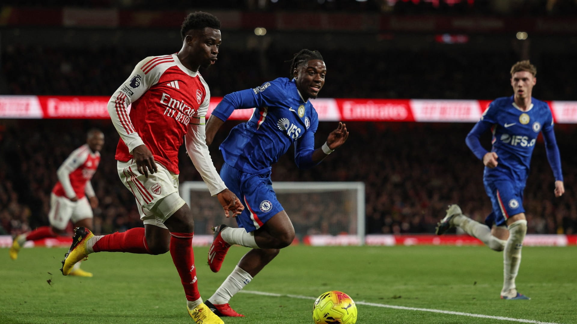 أرسنال يعزز صدارته للدوري الإنجليزي لكرة القدم  