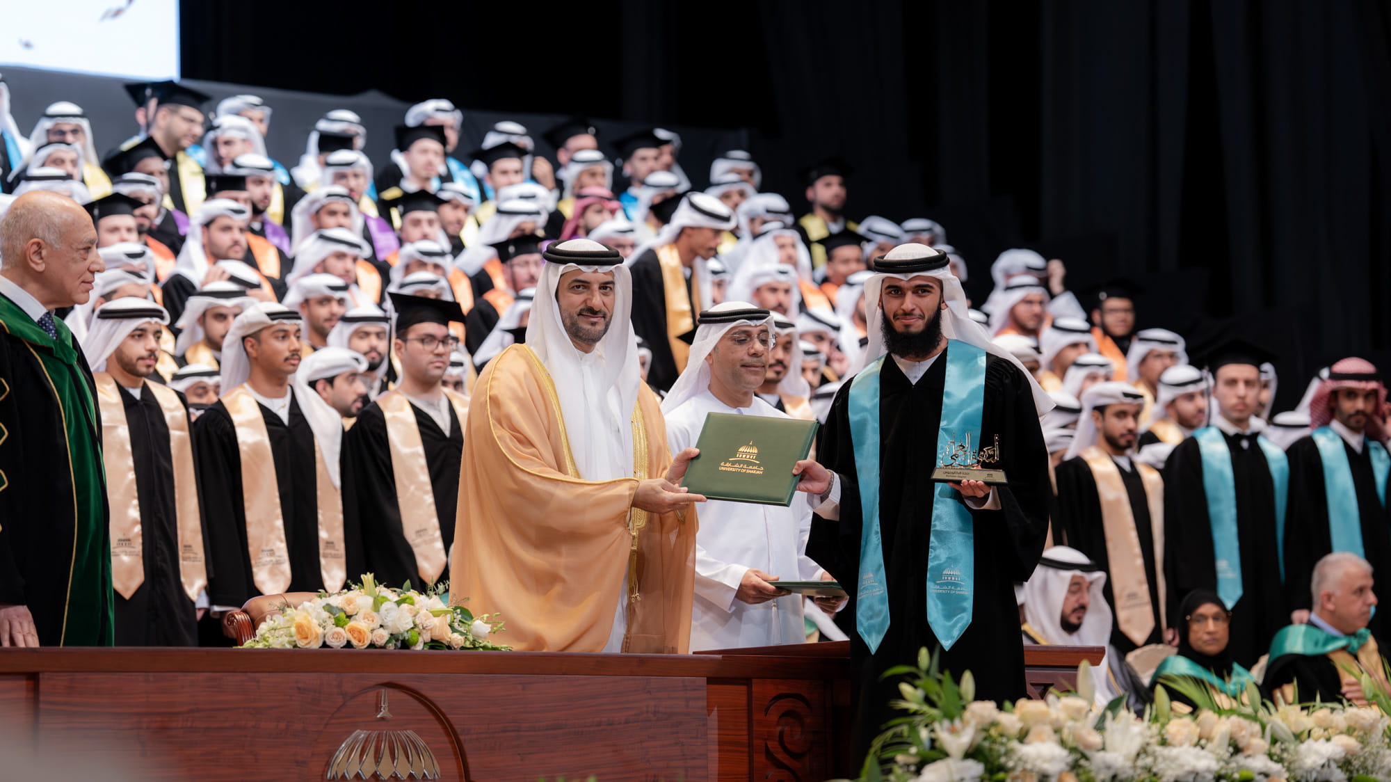 سلطان بن أحمد يشهد حفل تخريج طلاب درجة البكالوريوس بجامعة الشارقة