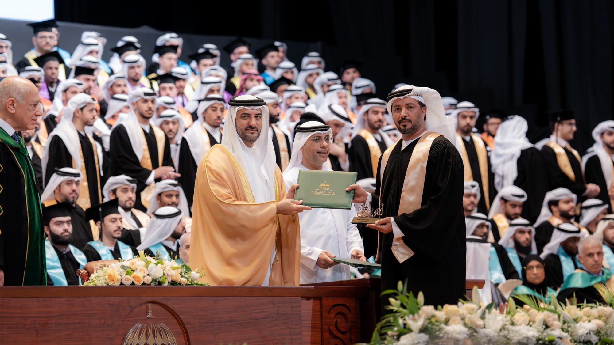 سلطان بن أحمد يشهد حفل تخريج طلاب درجة البكالوريوس بجامعة الشارقة