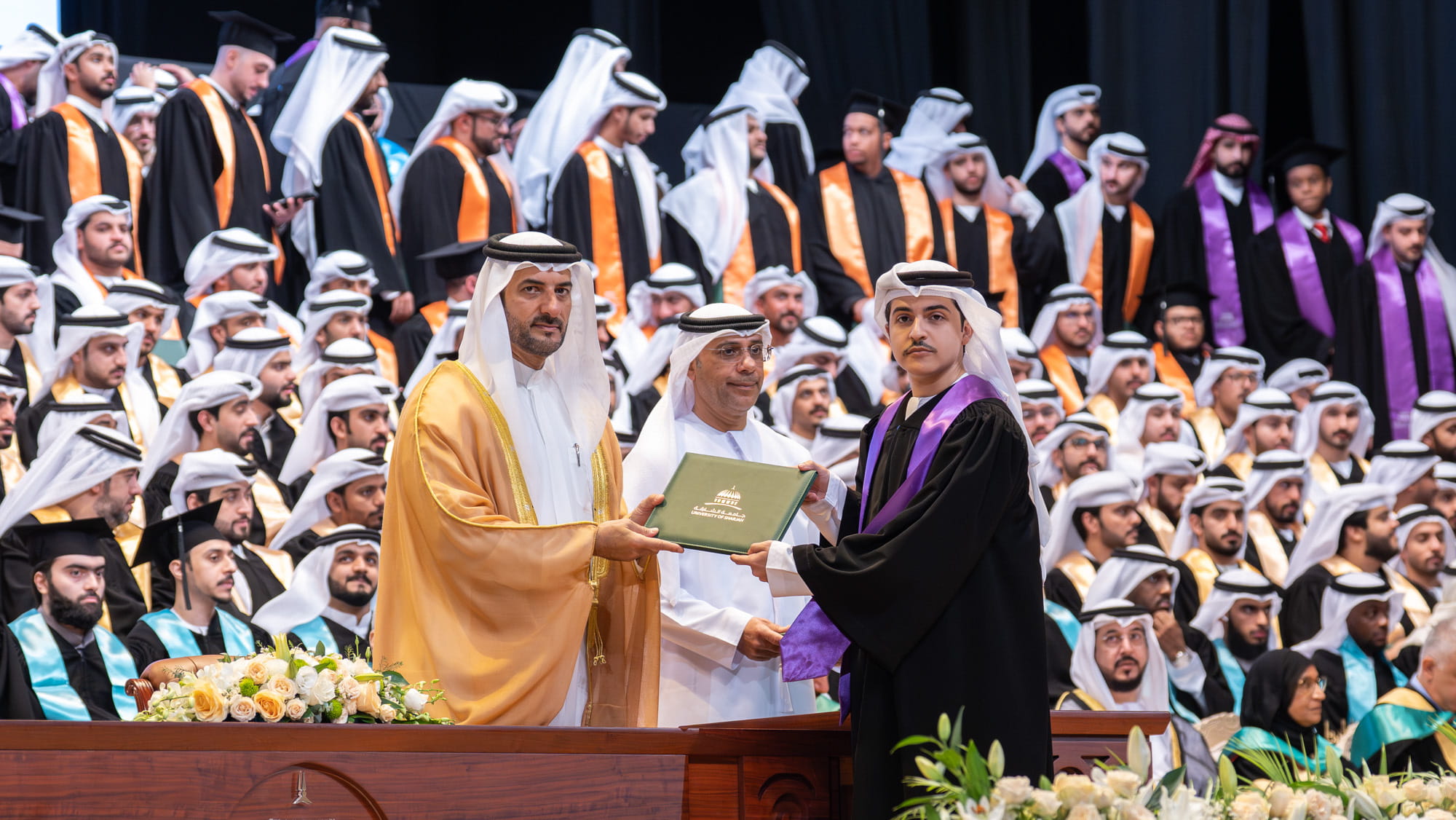سلطان بن أحمد يشهد حفل تخريج طلاب درجة البكالوريوس بجامعة الشارقة