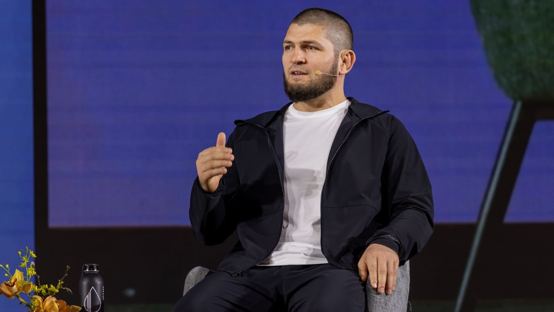 صورة بعنوان: حبيب نورمحمدوف يقدّم من الشارقة دروساً في الانضباط وإدارة الضغط 