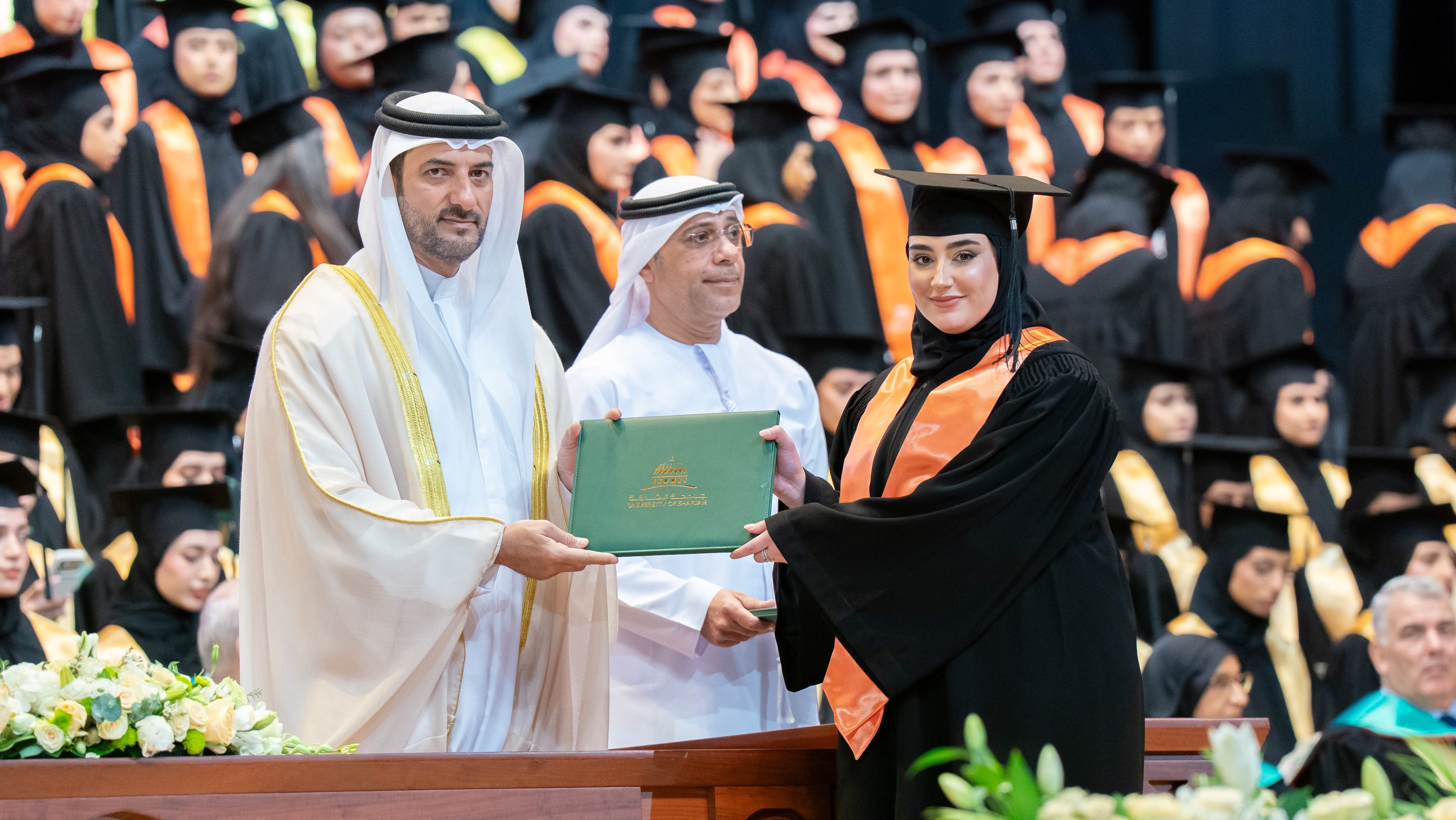 سلطان بن أحمد يشهد حفل تخريج طالبات البكالوريوس في جامعة الشارقة