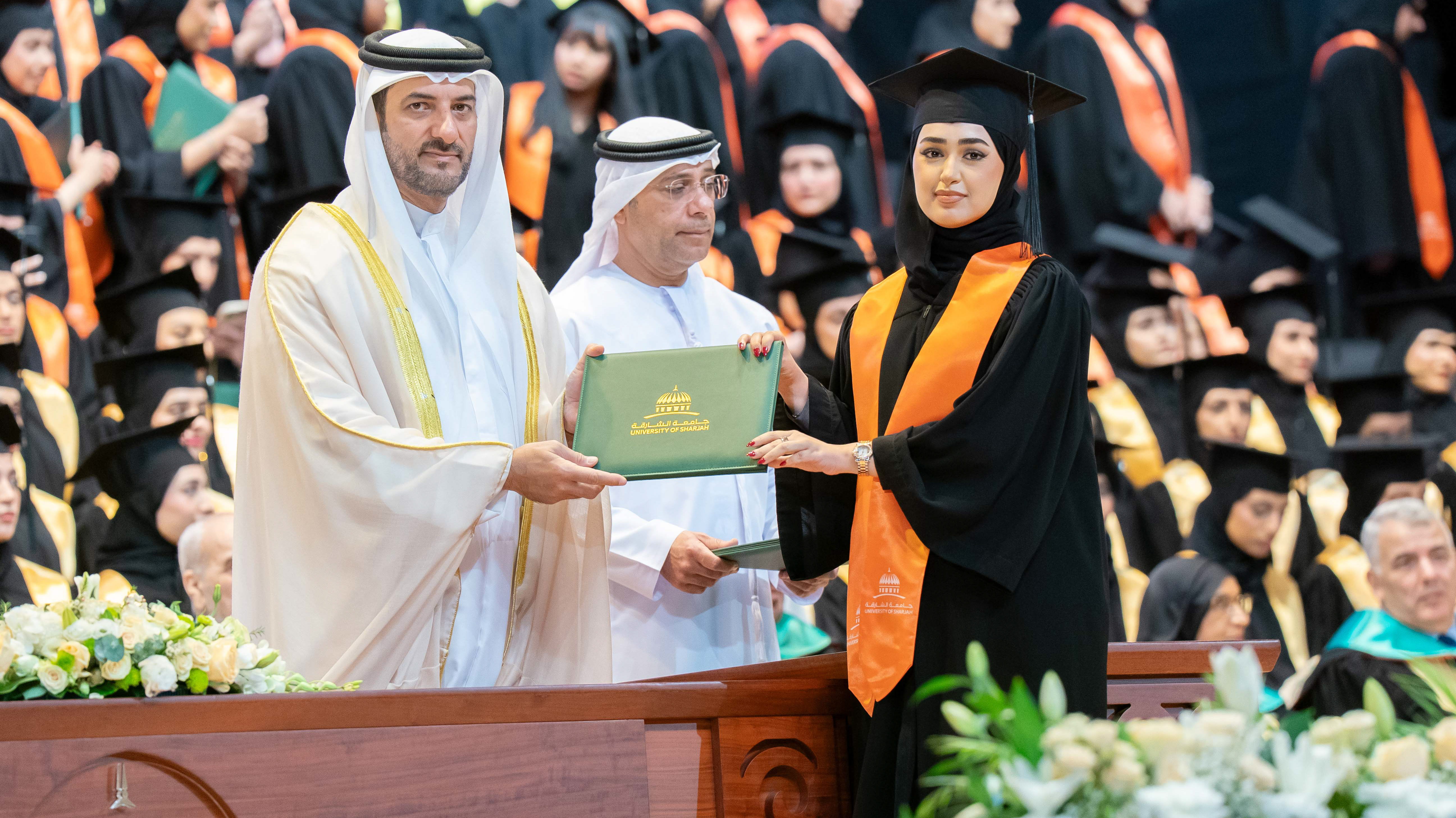 سلطان بن أحمد يشهد حفل تخريج طالبات البكالوريوس في جامعة الشارقة